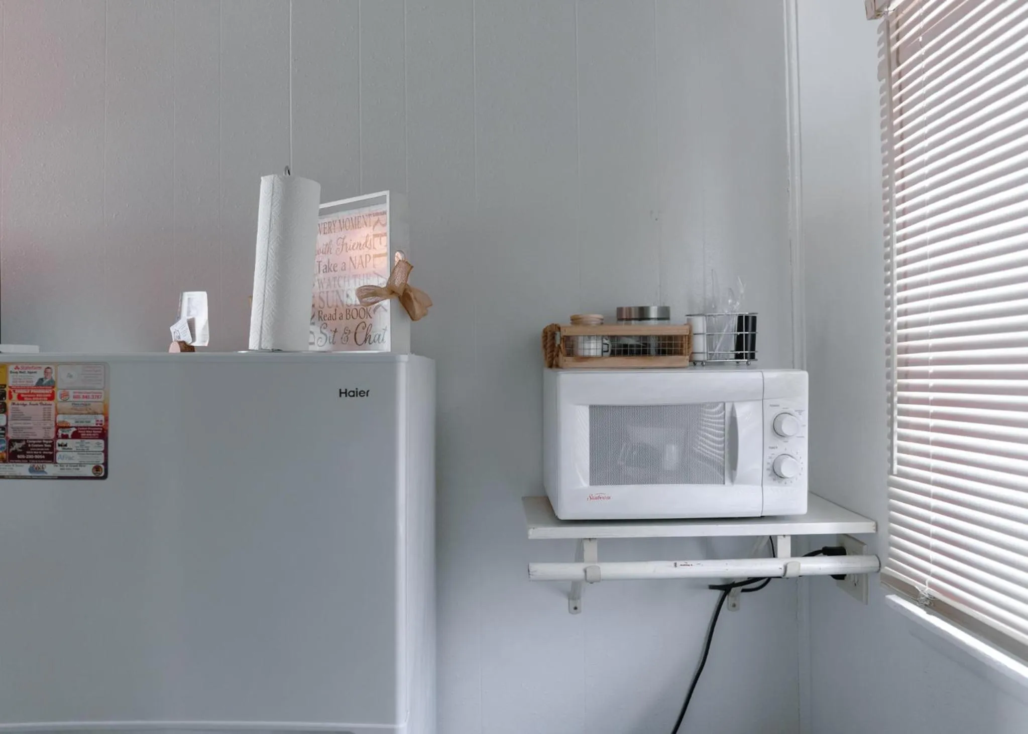 microwave in East Side Motel & Cabins