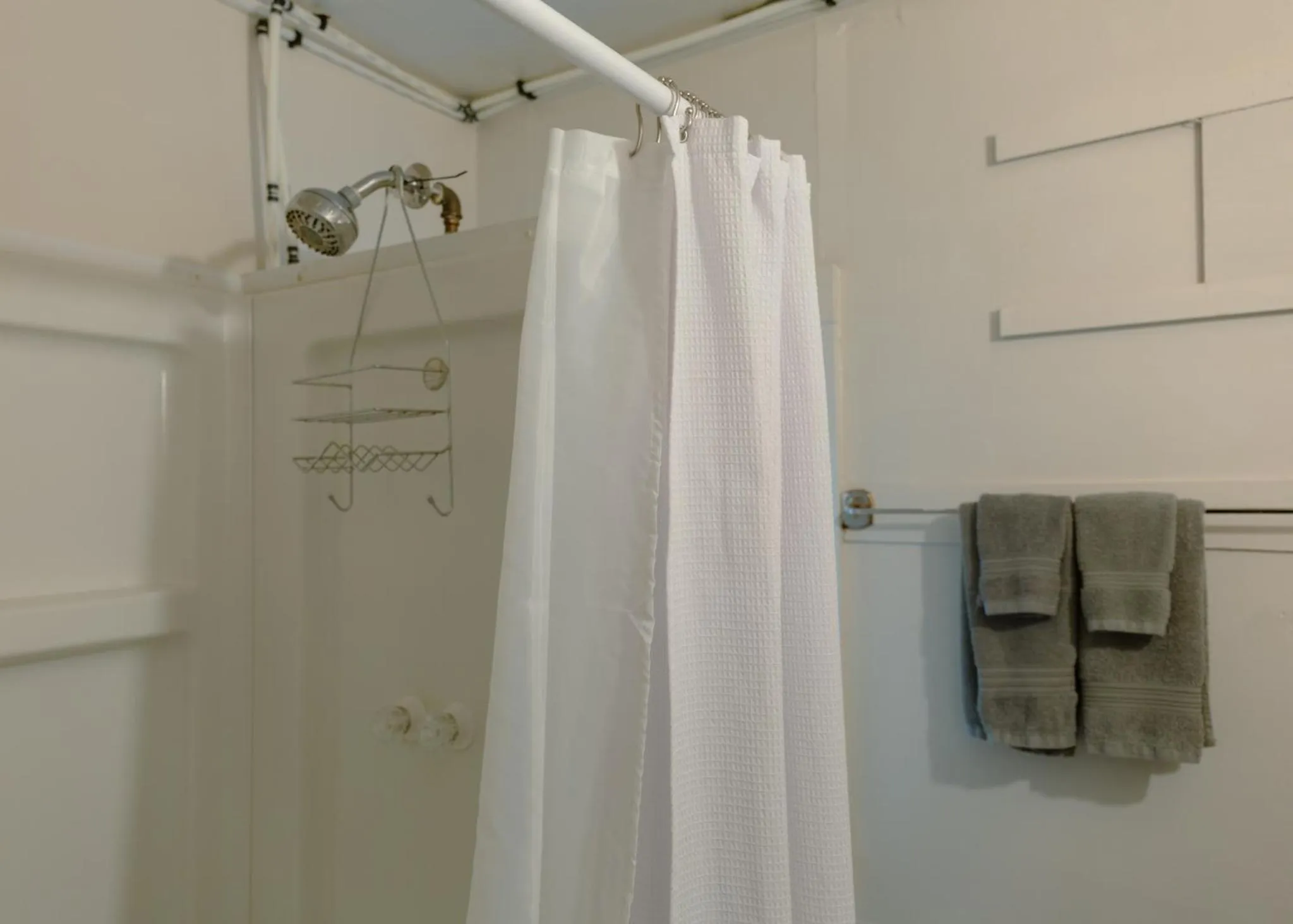 Shower in East Side Motel & Cabins