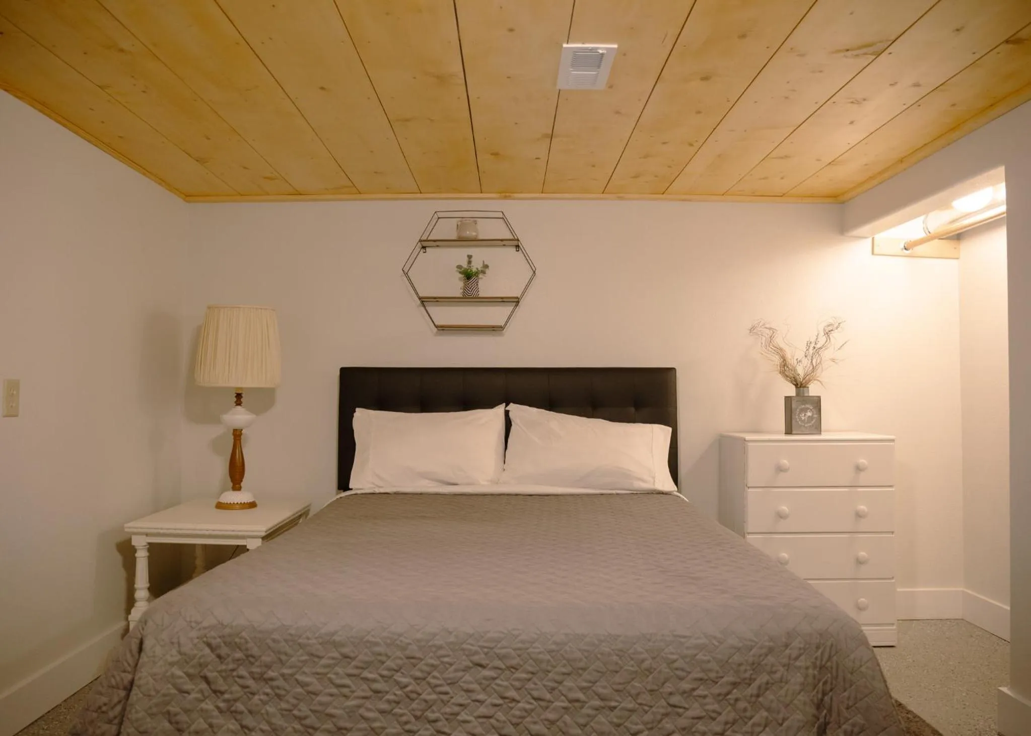 Bed in East Side Motel & Cabins