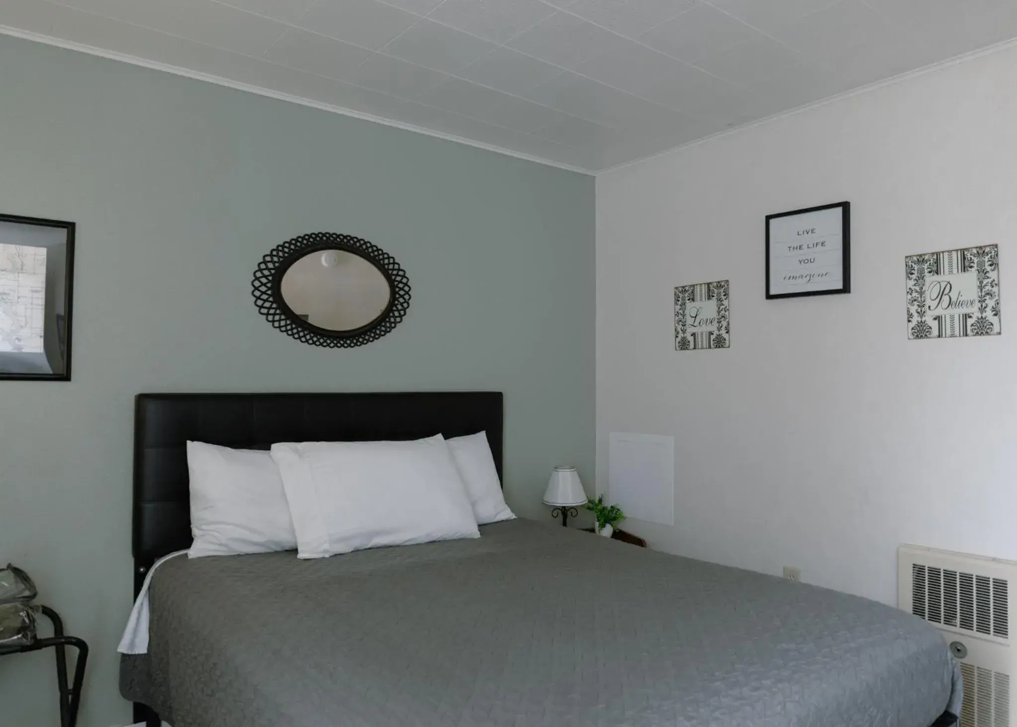 Bed in East Side Motel & Cabins Bed in East Side Motel & Cabins