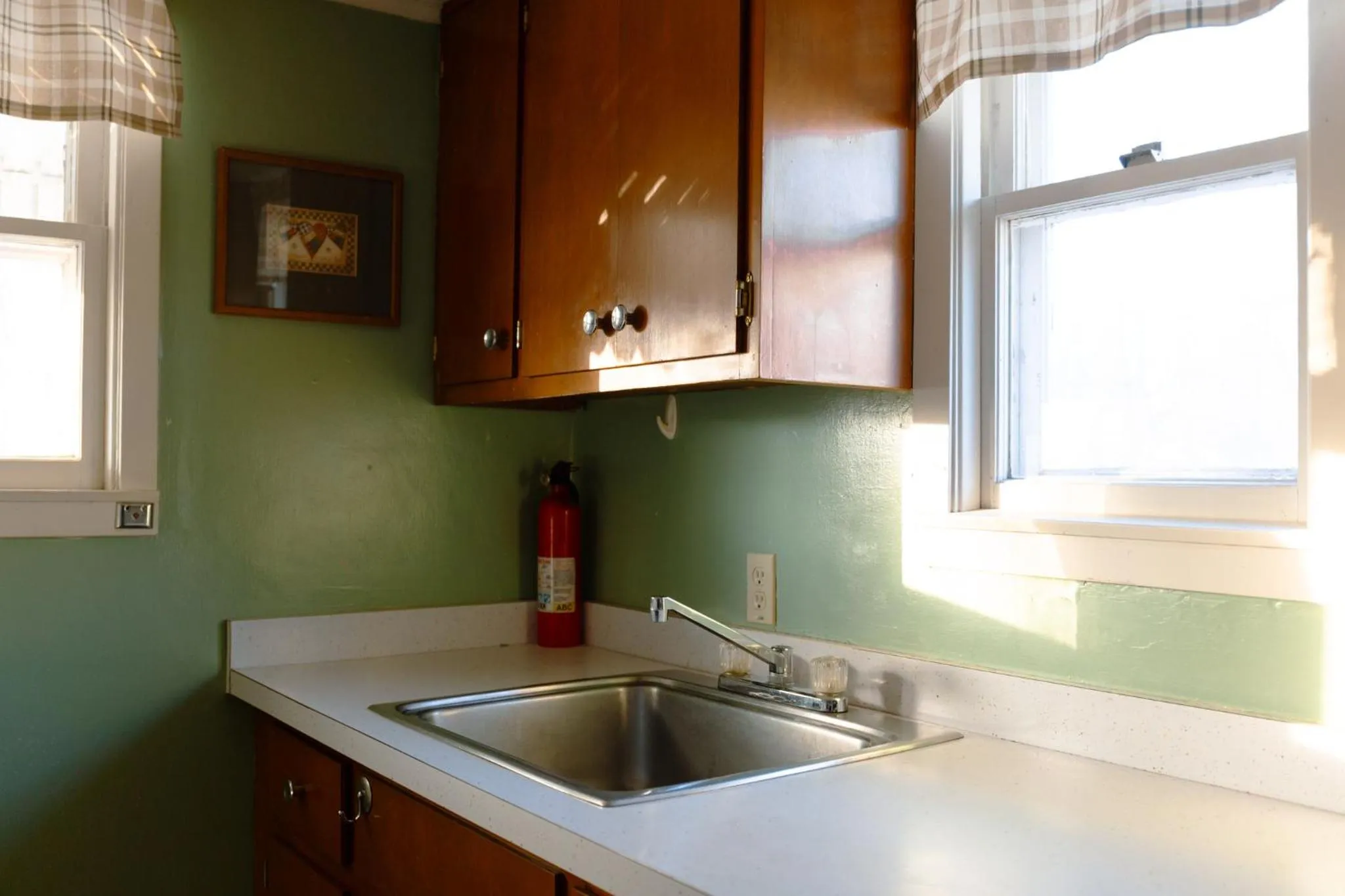 Kitchen or kitchenette in East Side Motel & Cabins