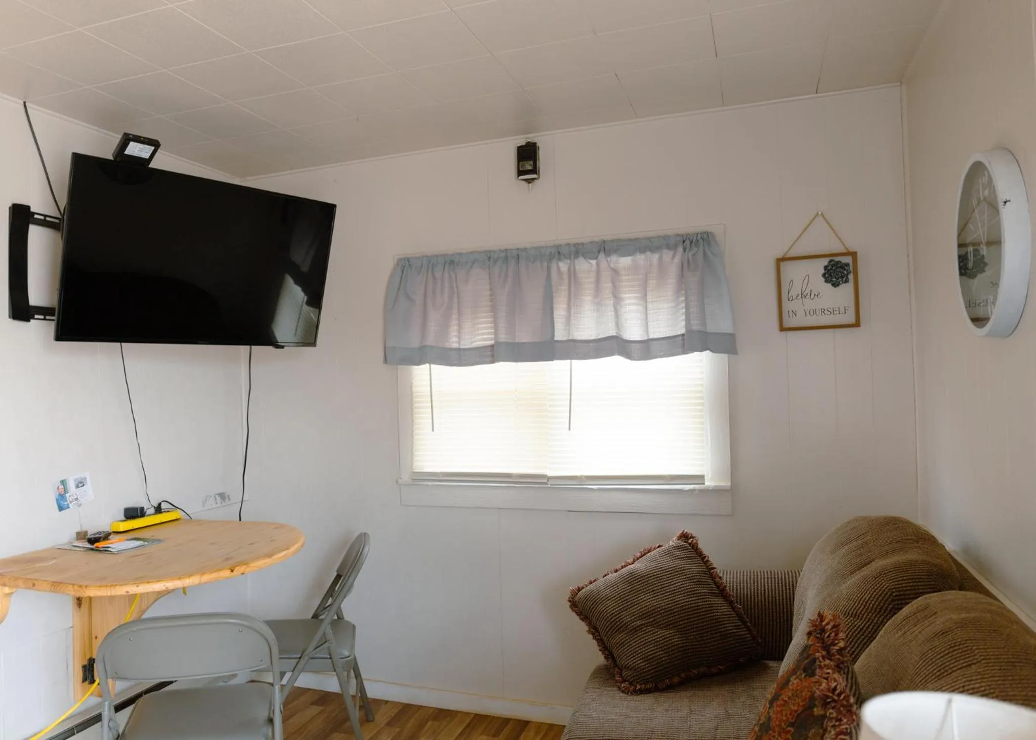 TV and multimedia in East Side Motel & Cabins