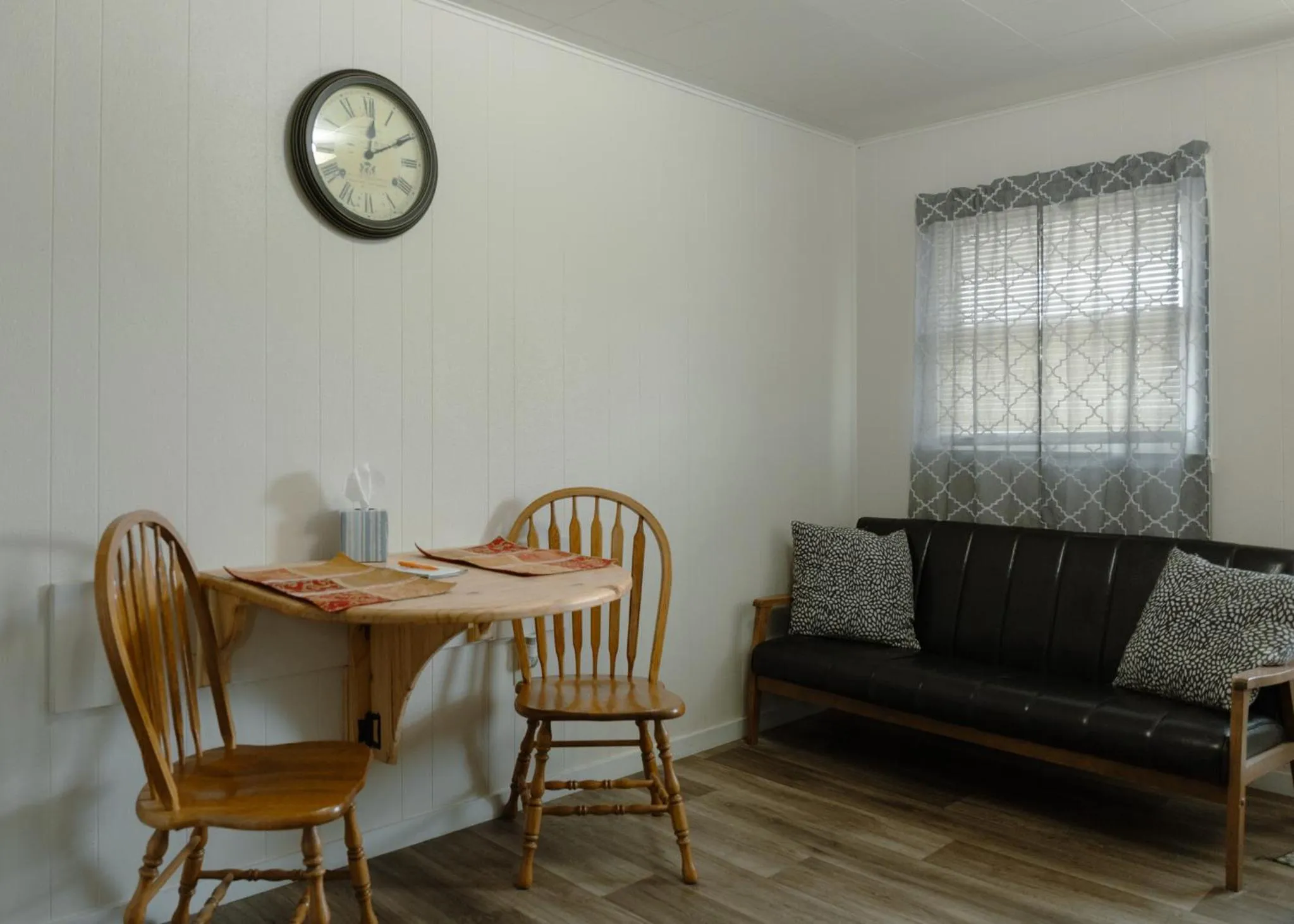 Seating area in East Side Motel & Cabins