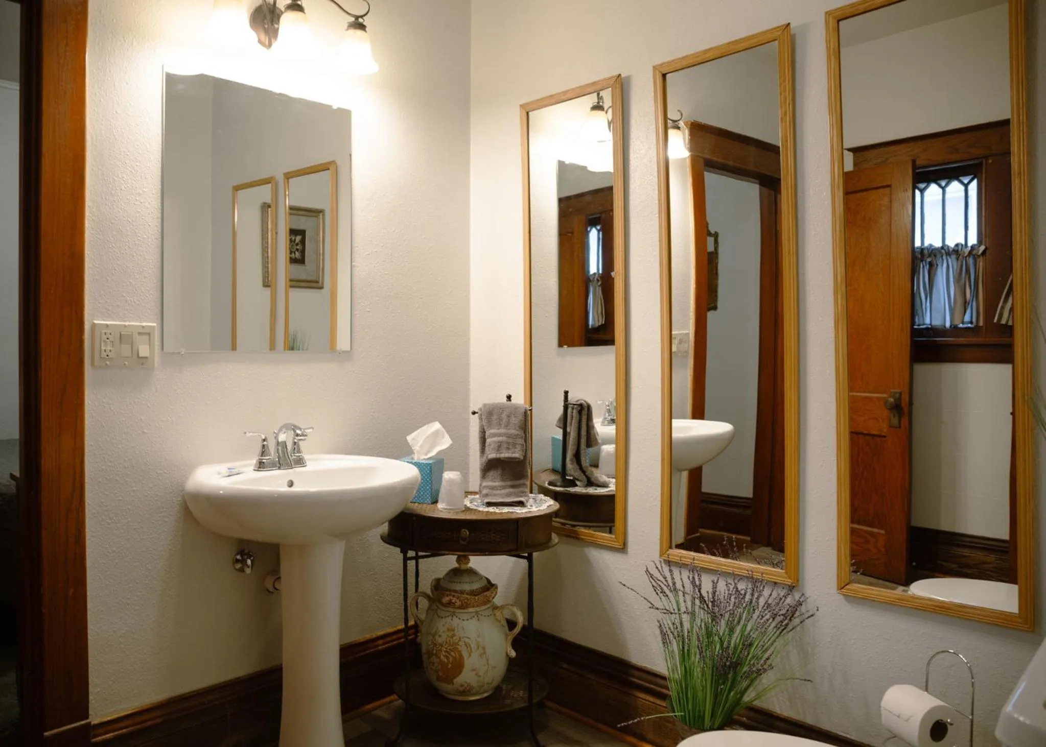 Toilet in East Side Motel & Cabins