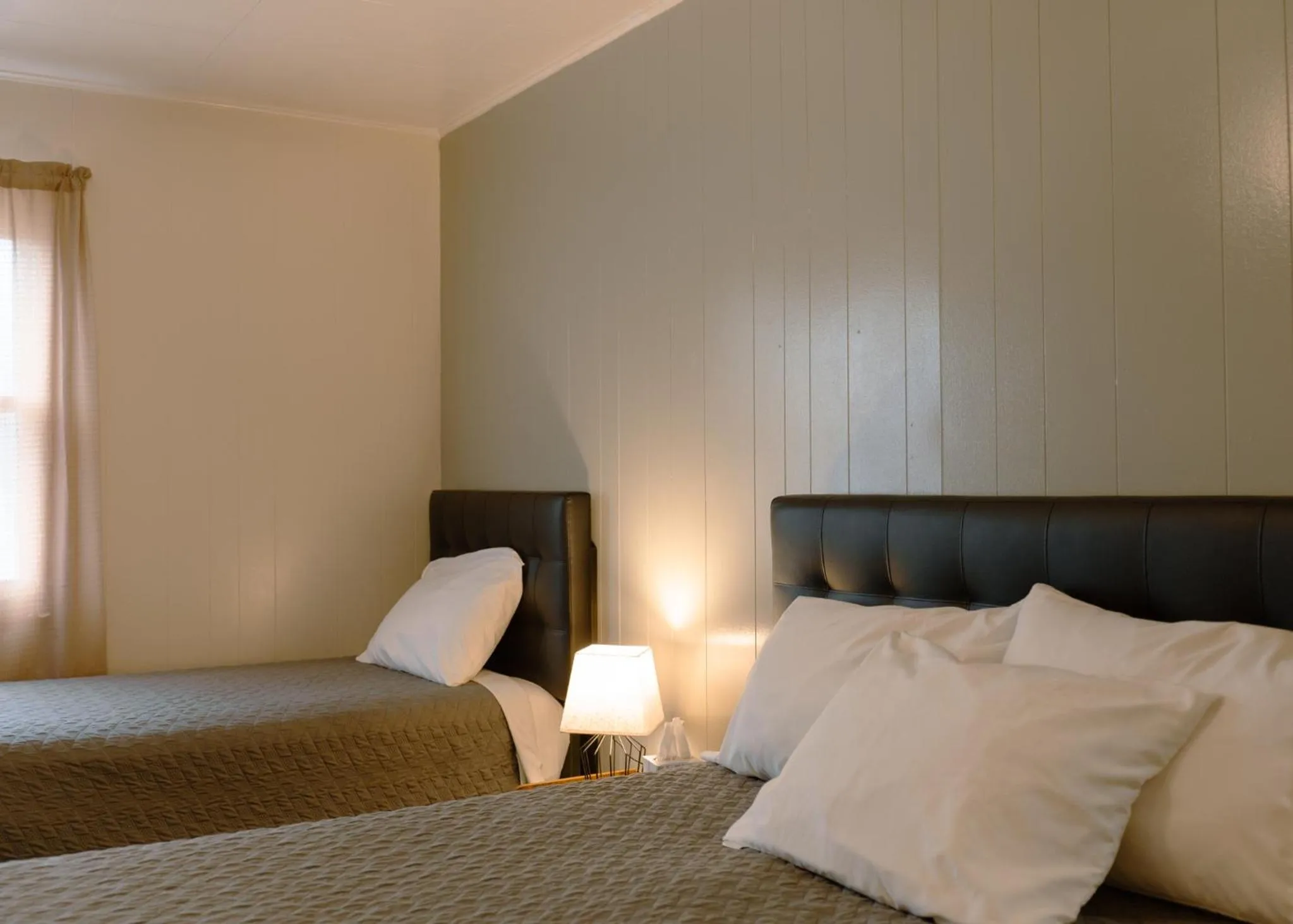 Bed in East Side Motel & Cabins