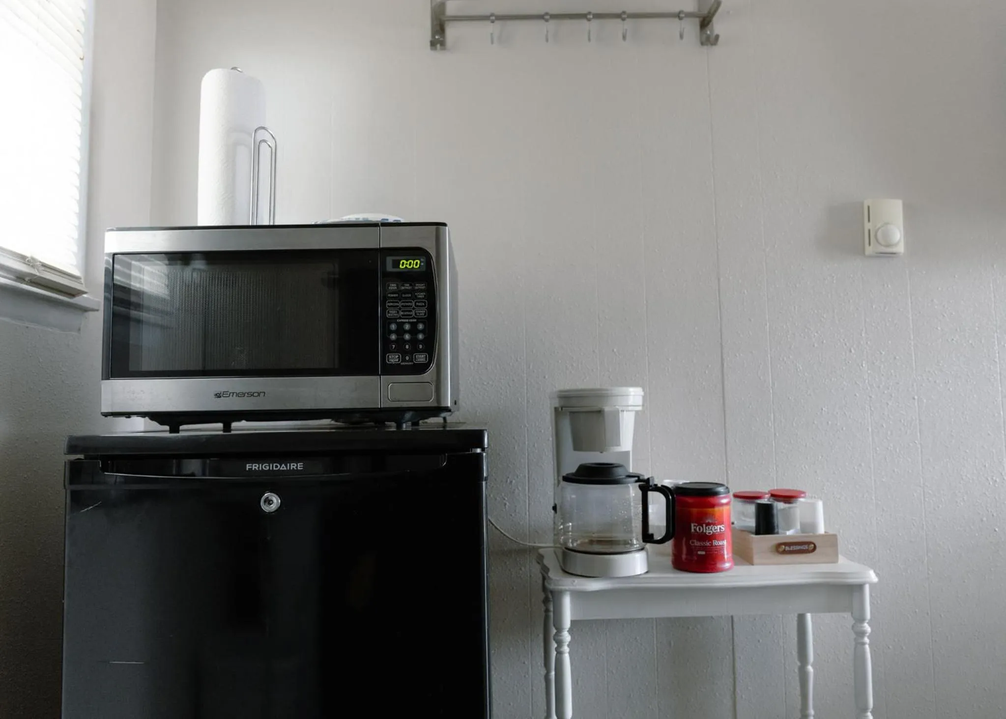 Coffee/tea facilities in East Side Motel & Cabins