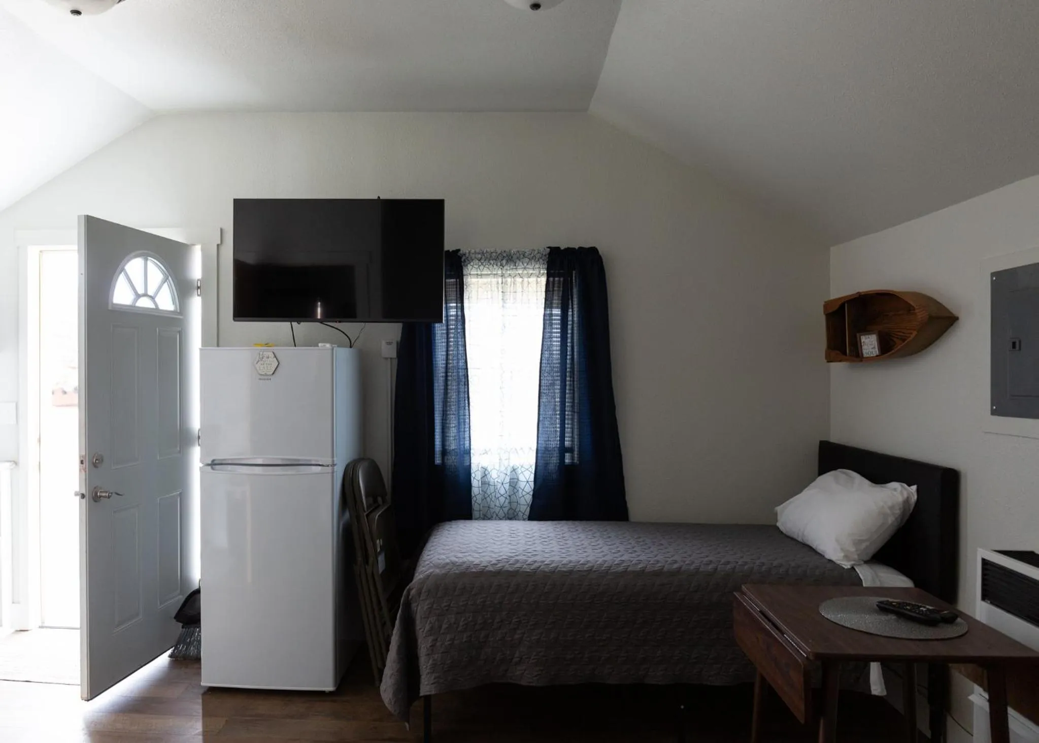 Bed in East Side Motel & Cabins