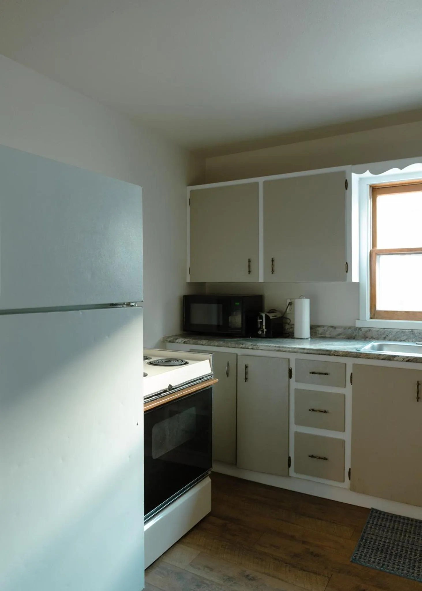 Kitchen or kitchenette in East Side Motel & Cabins