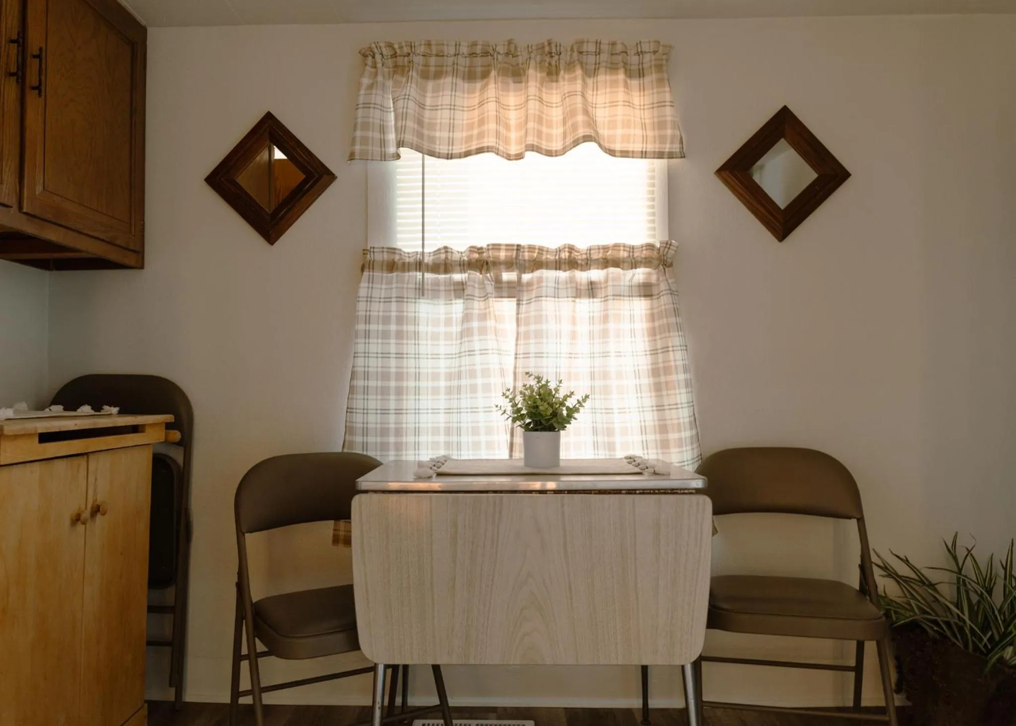 Kitchen or kitchenette in East Side Motel & Cabins