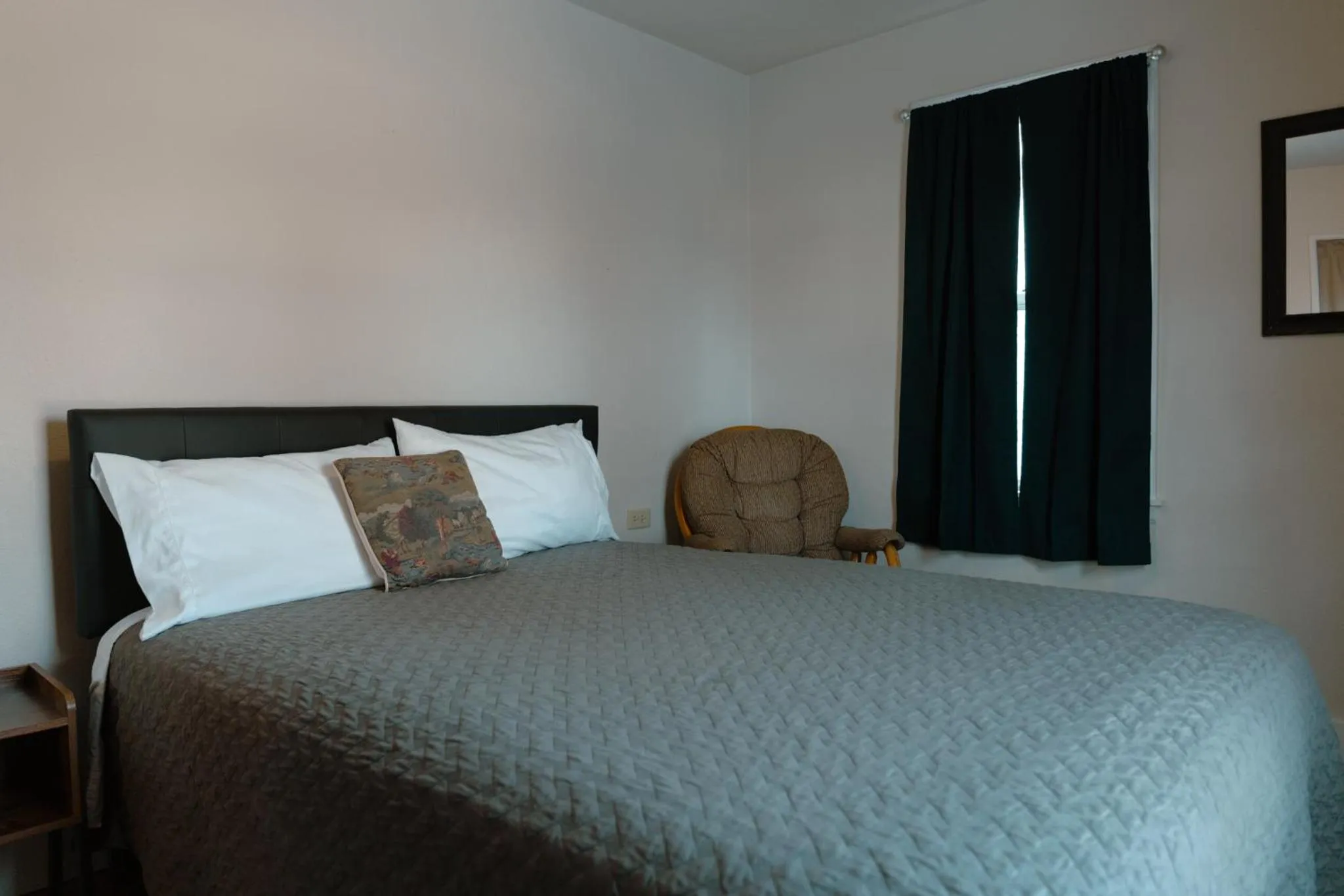 Bed in East Side Motel & Cabins