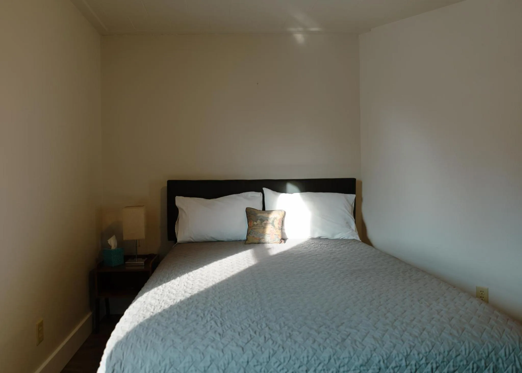 Bed in East Side Motel & Cabins