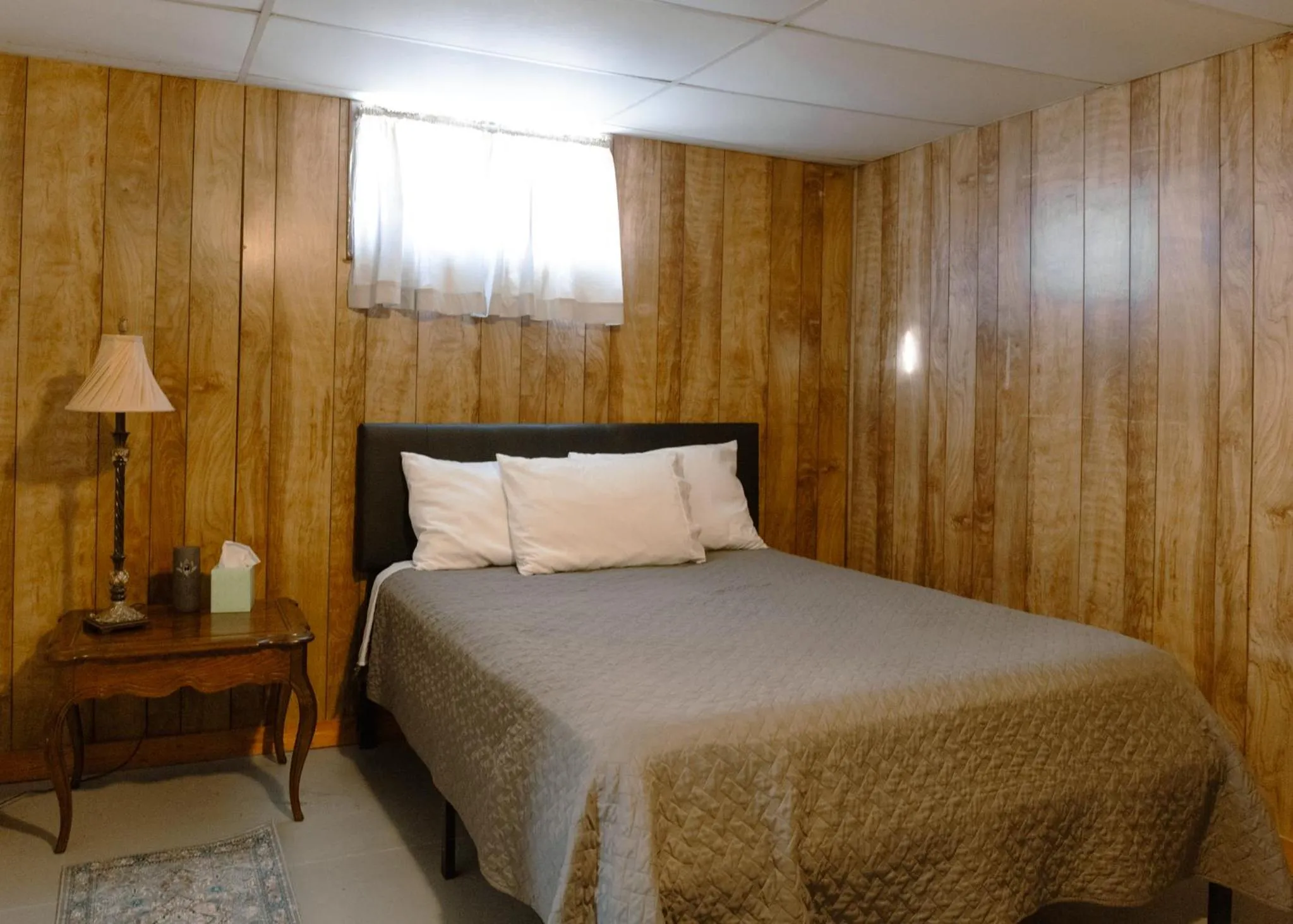 Bed in East Side Motel & Cabins