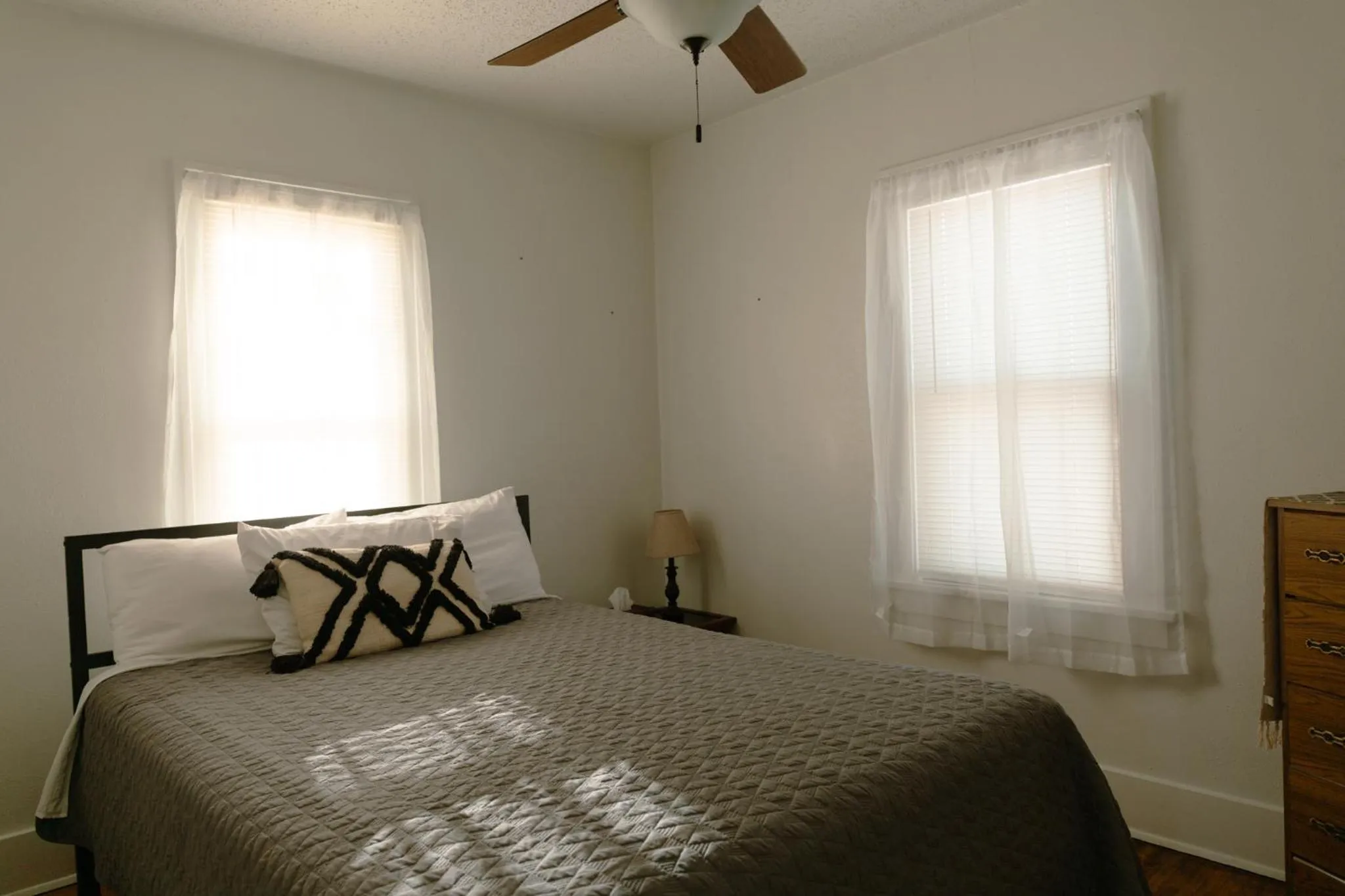 Bed in East Side Motel & Cabins