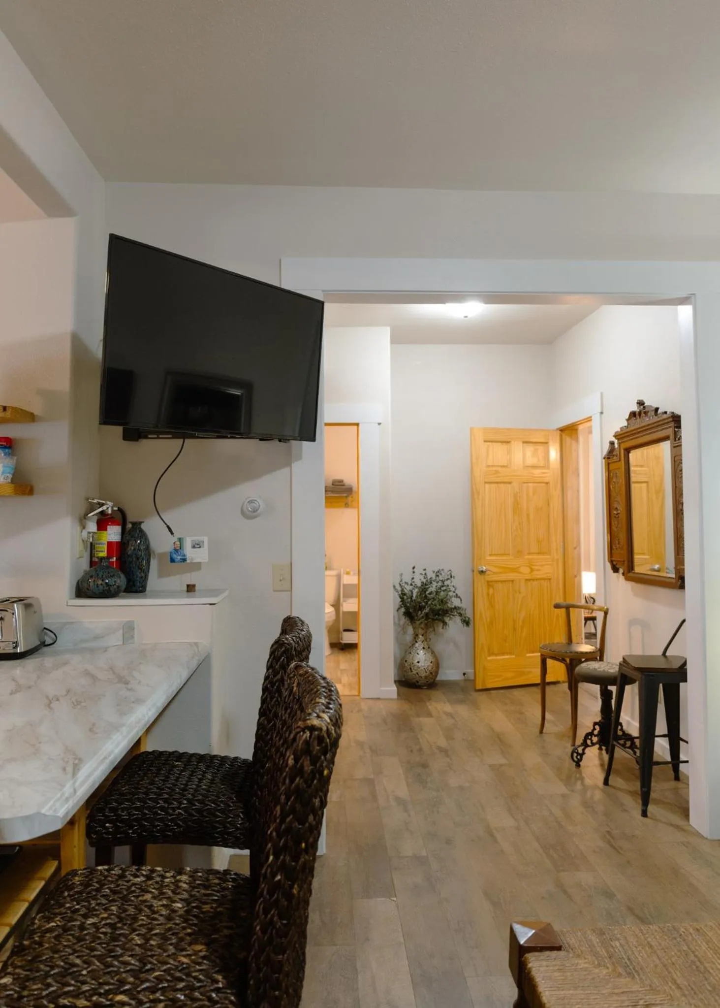 TV and multimedia in East Side Motel & Cabins