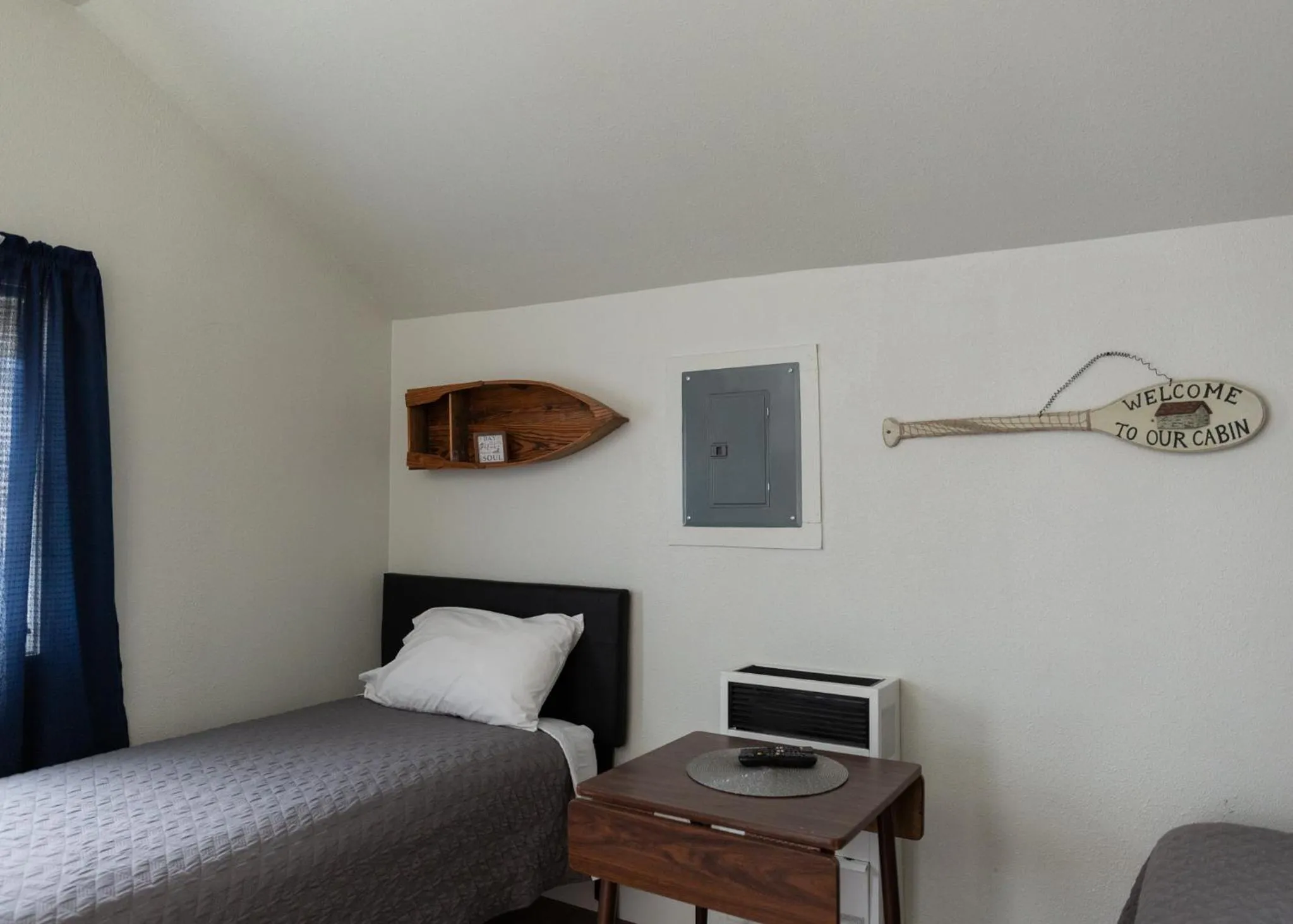 Bed in East Side Motel & Cabins