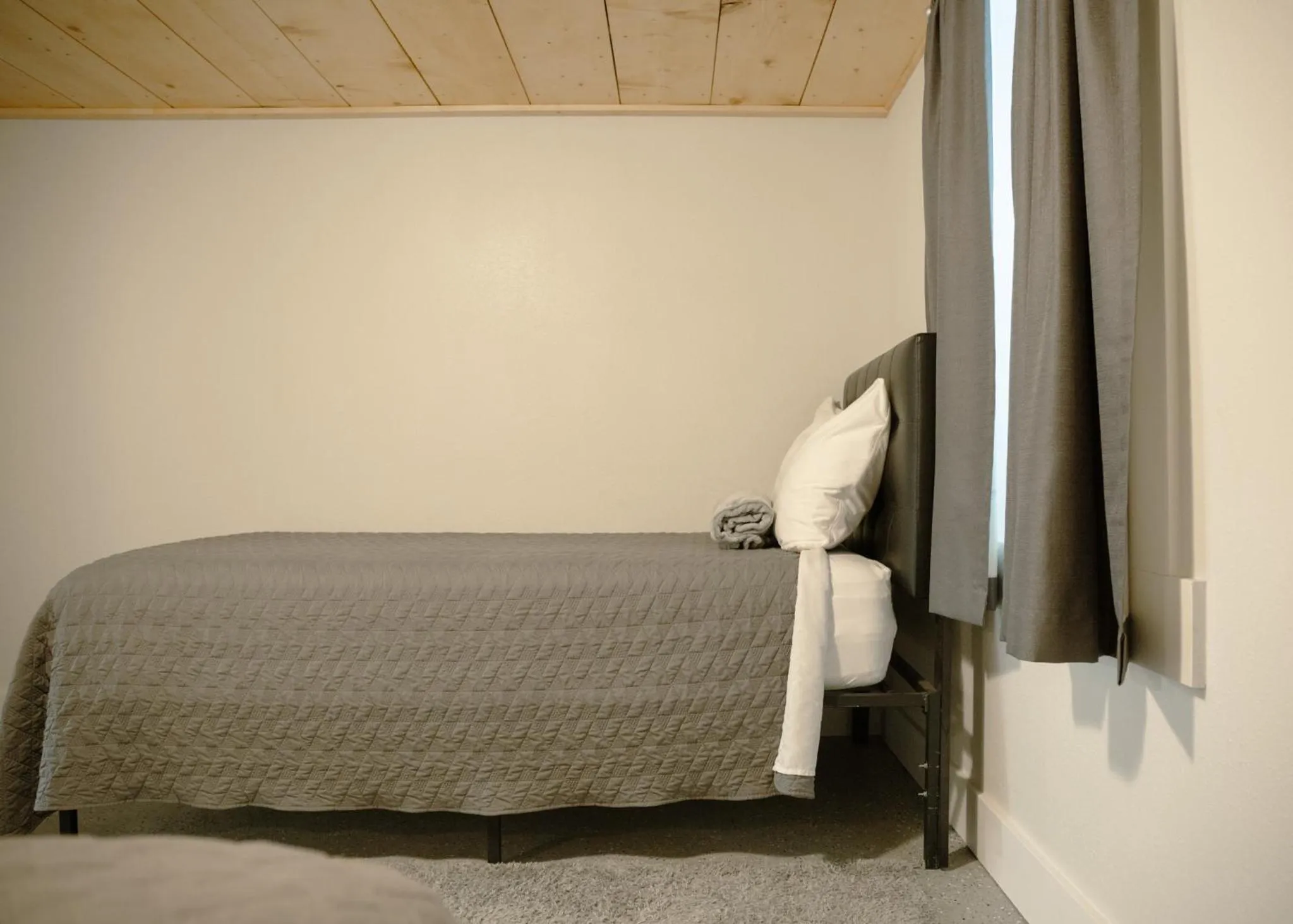 Bed in East Side Motel & Cabins