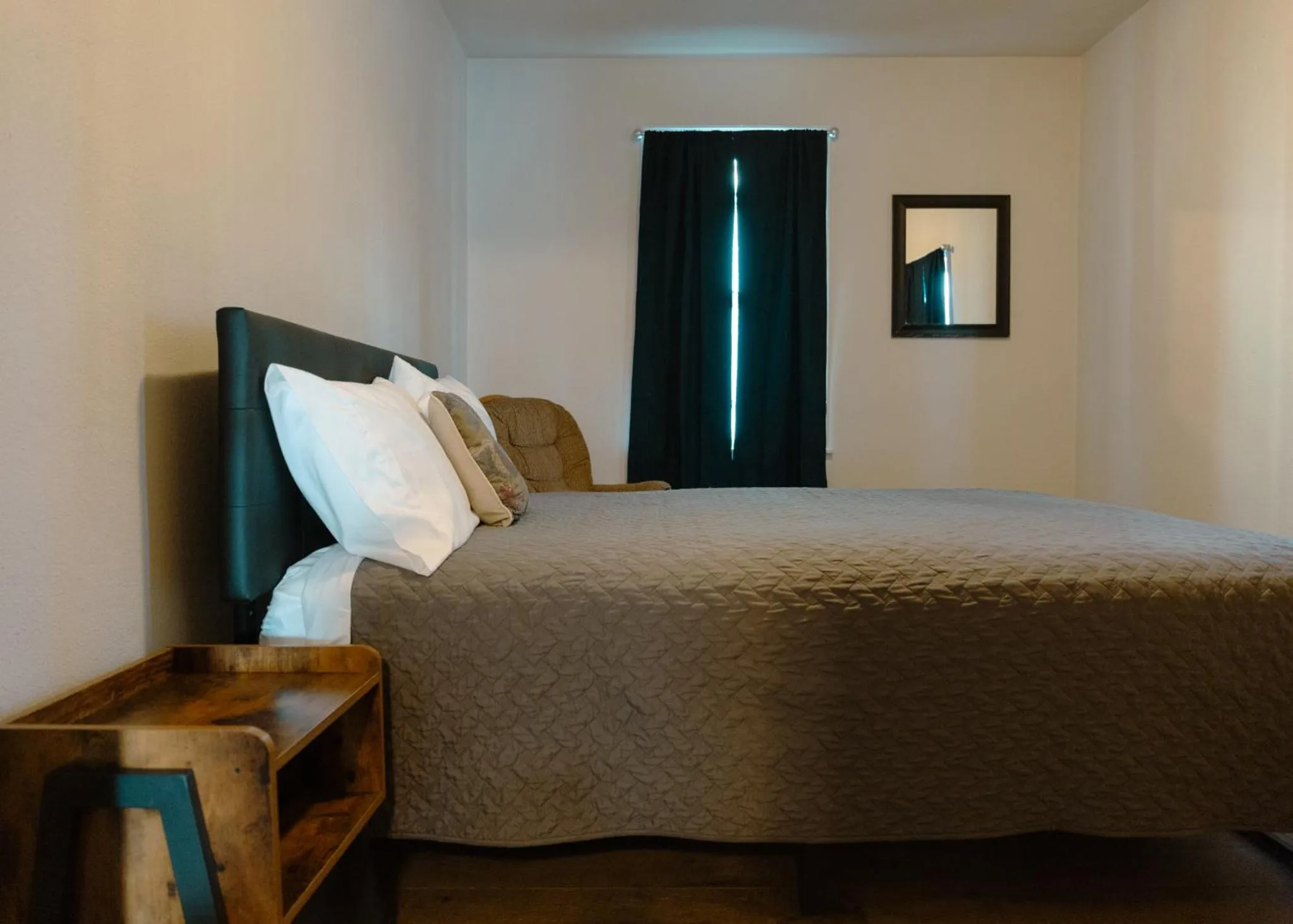 Bed in East Side Motel & Cabins