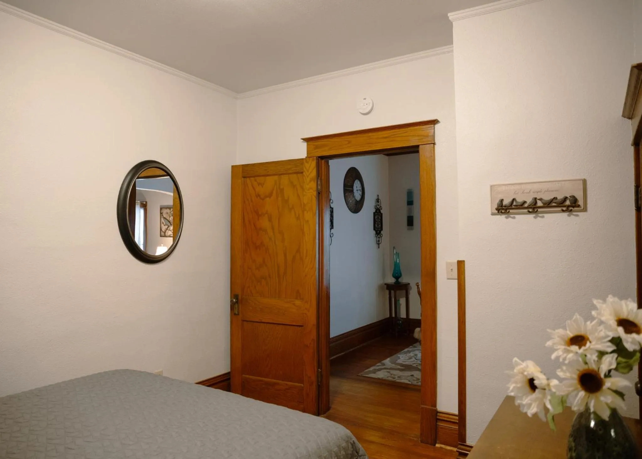 Bed in East Side Motel & Cabins