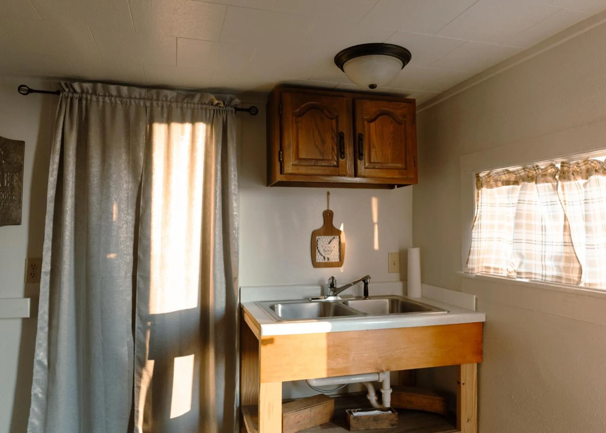 Kitchen or kitchenette in East Side Motel & Cabins