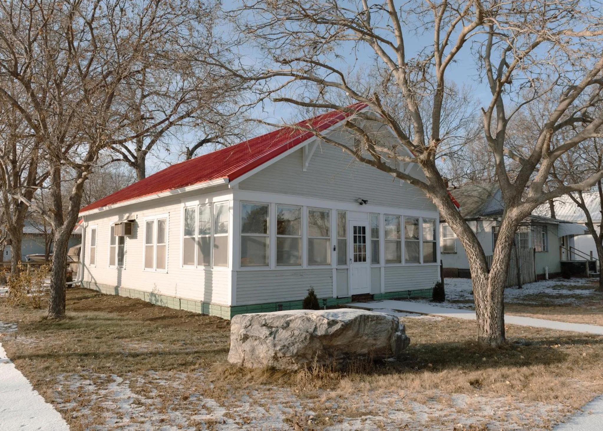 Property building in East Side Motel & Cabins