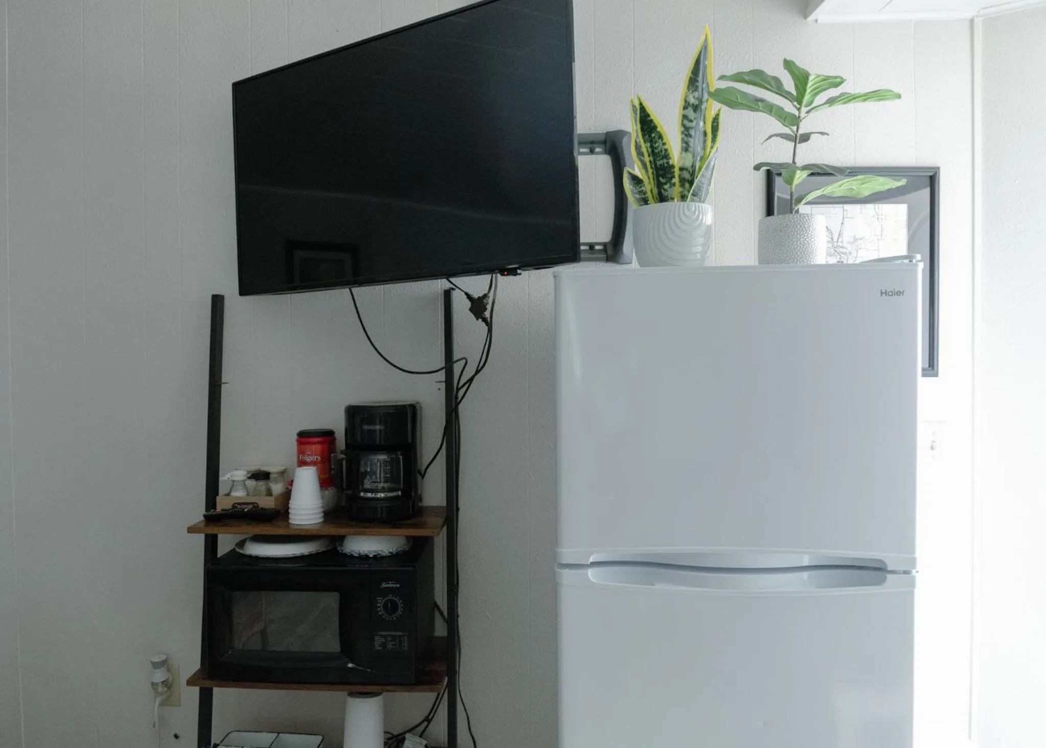 TV and multimedia in East Side Motel & Cabins