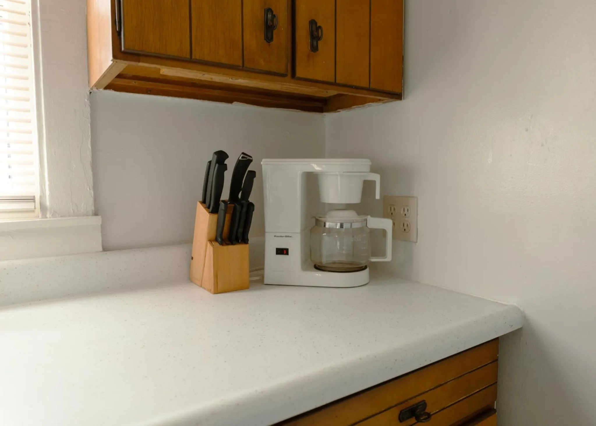 Coffee/tea facilities in East Side Motel & Cabins