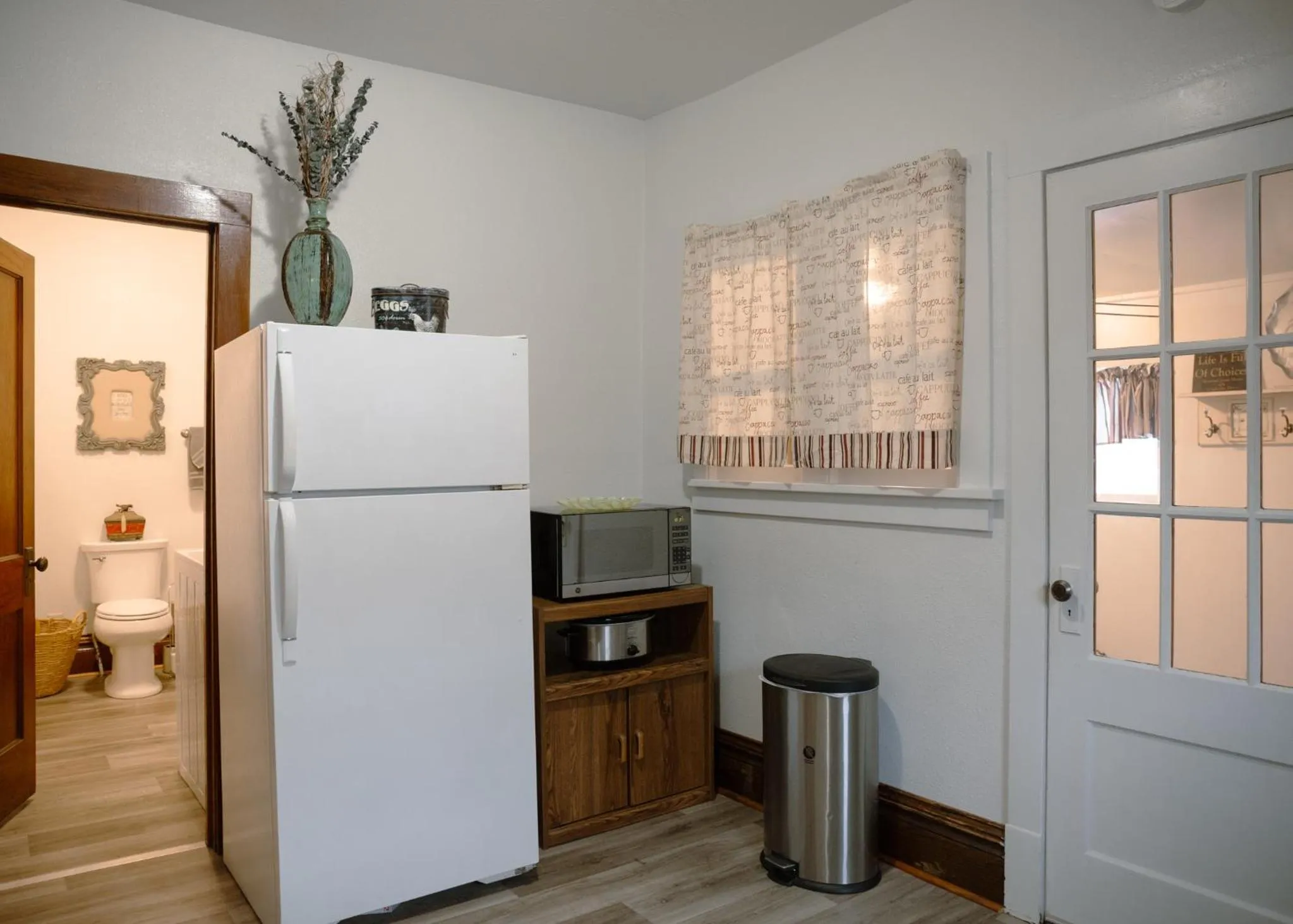 Kitchen or kitchenette in East Side Motel & Cabins