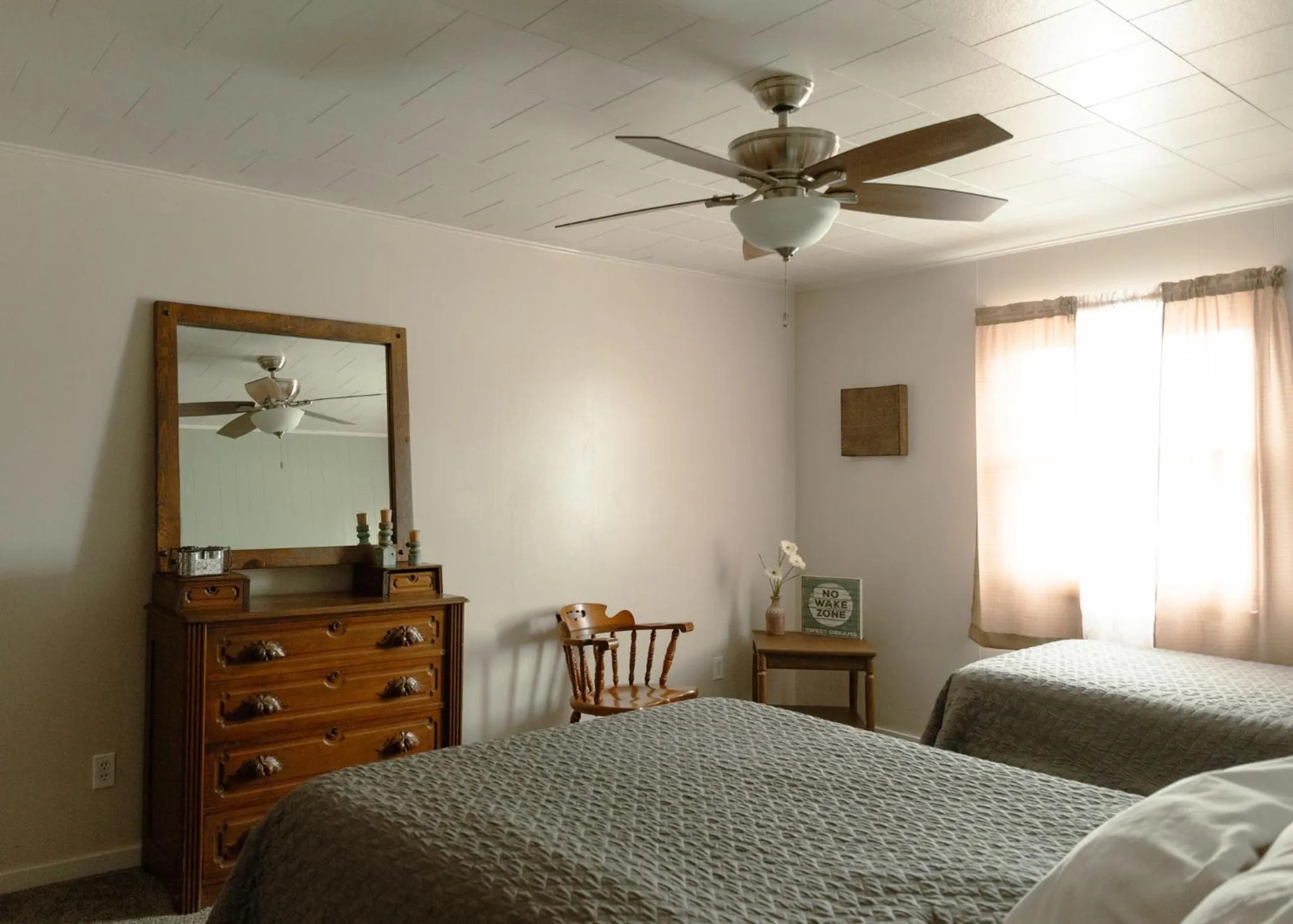 Bed in East Side Motel & Cabins