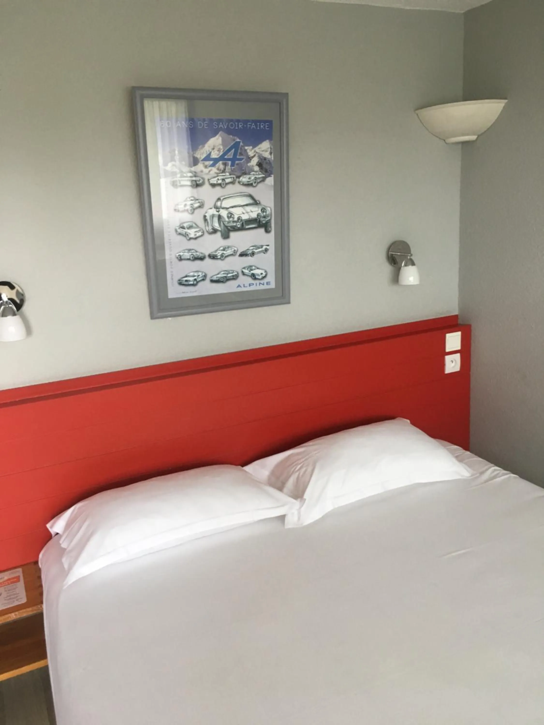 Photo of the whole room, Bed in Initial by balladins Dieppe