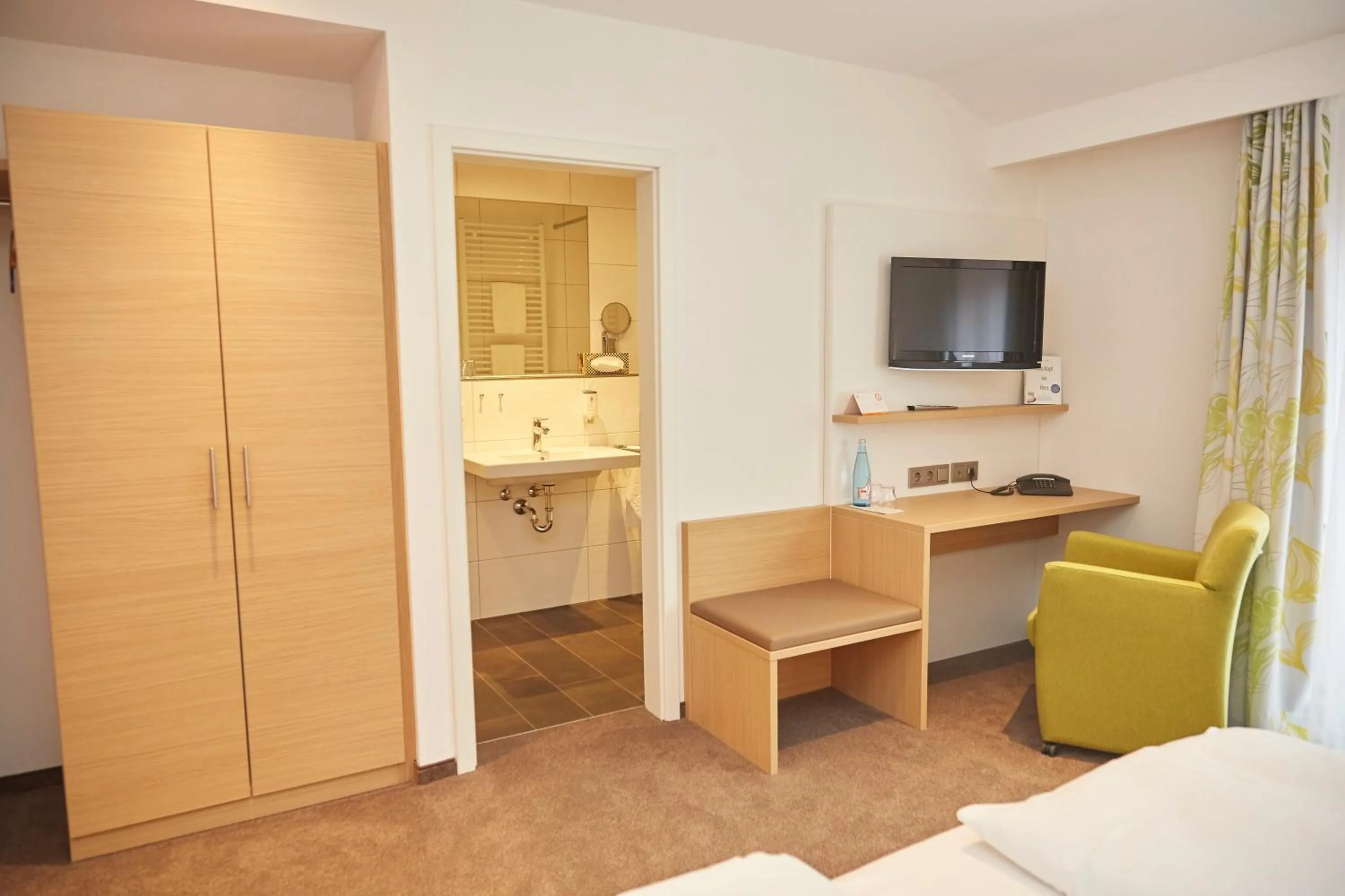 Bed in Flair Hotel Gasthof zum Hirsch