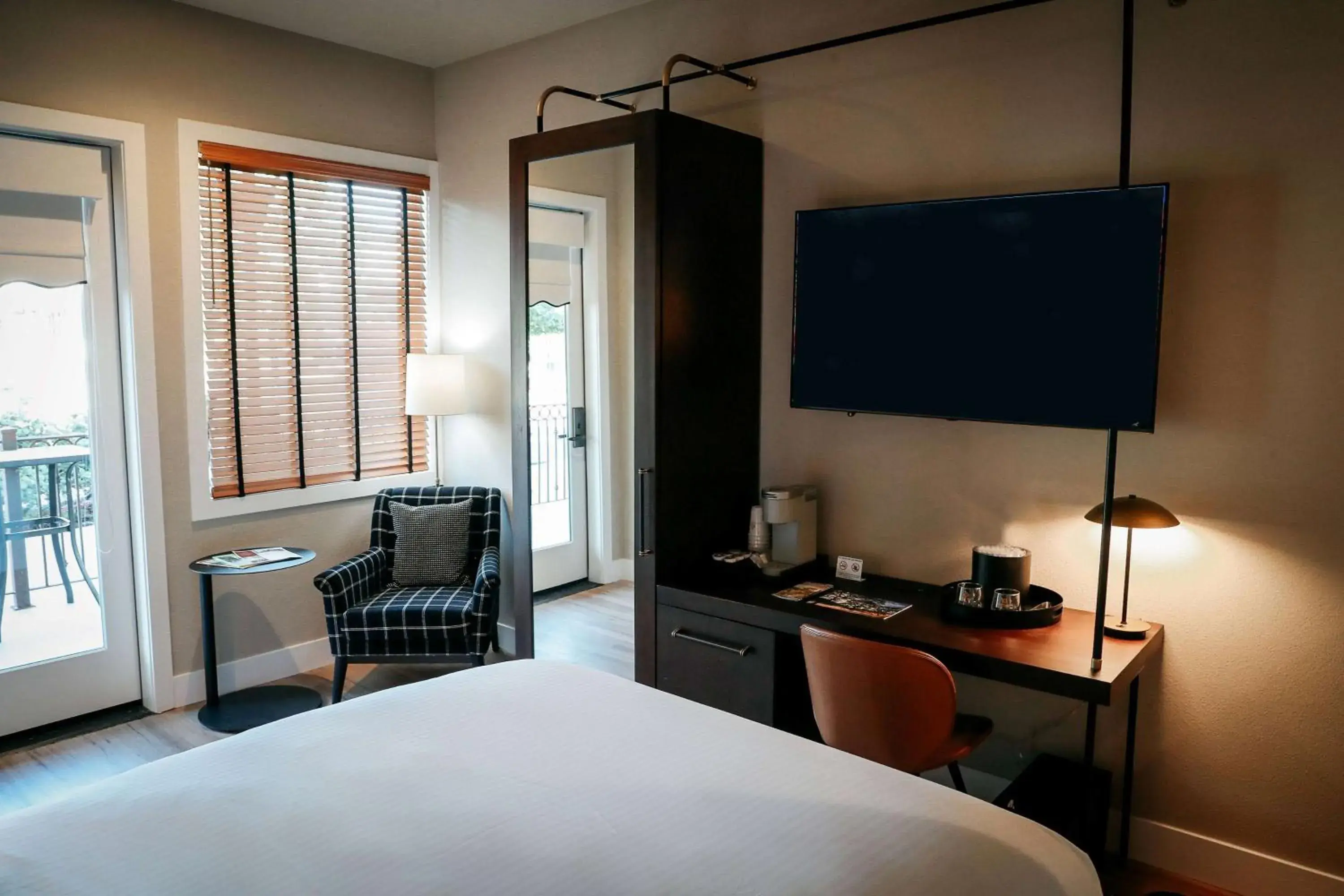 Photo of the whole room, Bed in Gateway Hotel, Trademark Collection by Wyndham Photo of the whole room, Bed in Gateway Hotel, Trademark Collection by Wyndham