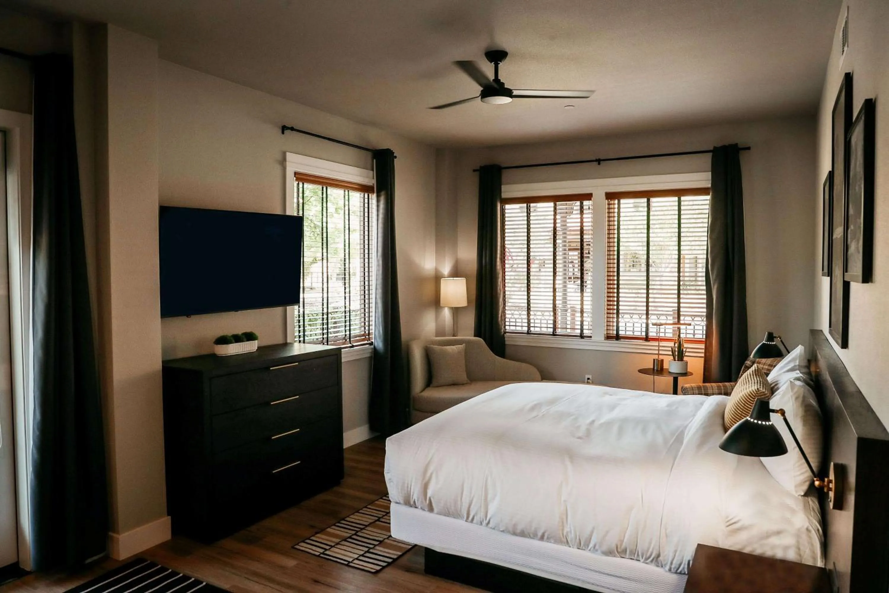 Bedroom, Bed in Gateway Hotel, Trademark Collection by Wyndham