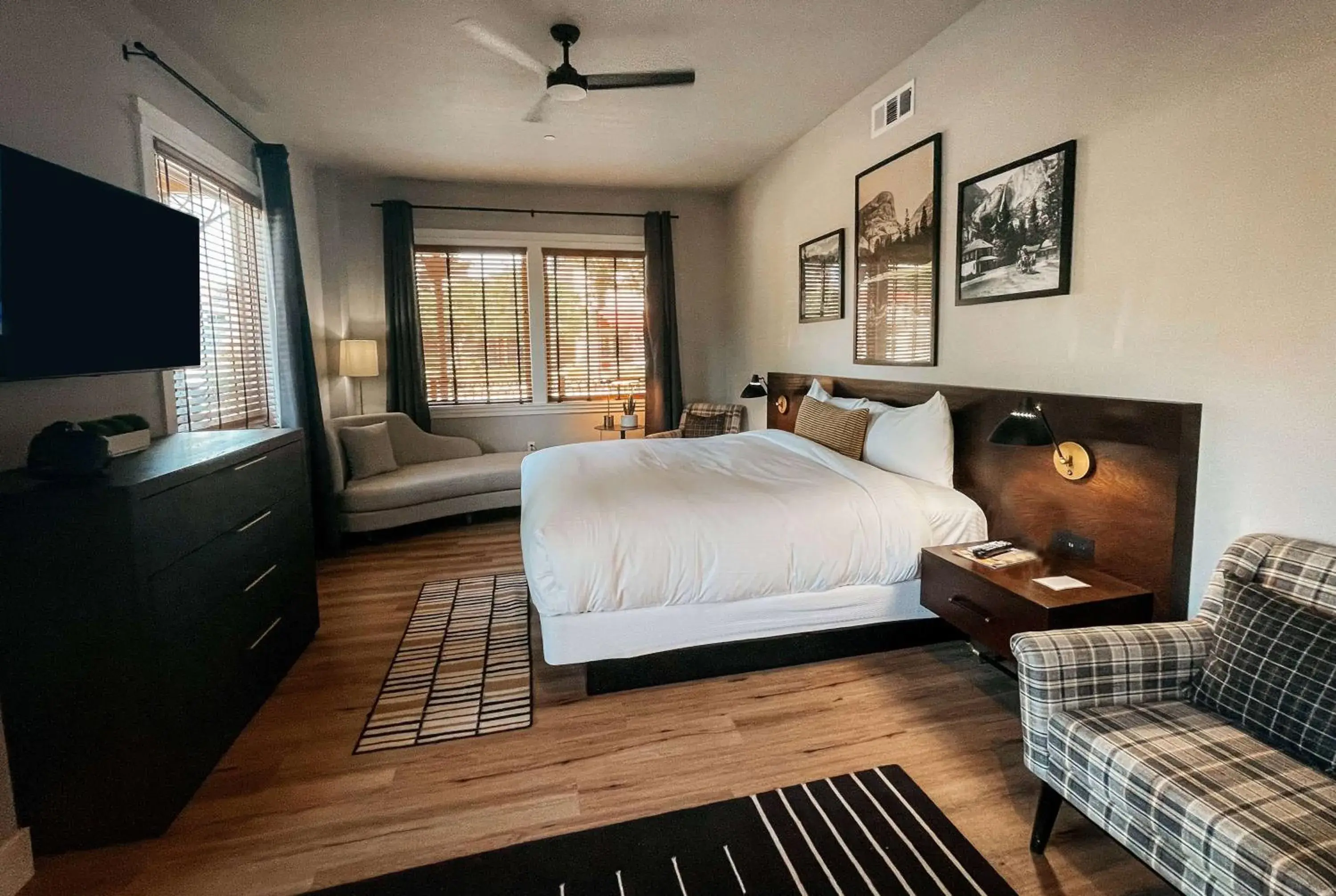 Photo of the whole room, Bed in Gateway Hotel, Trademark Collection by Wyndham Photo of the whole room, Bed in Gateway Hotel, Trademark Collection by Wyndham