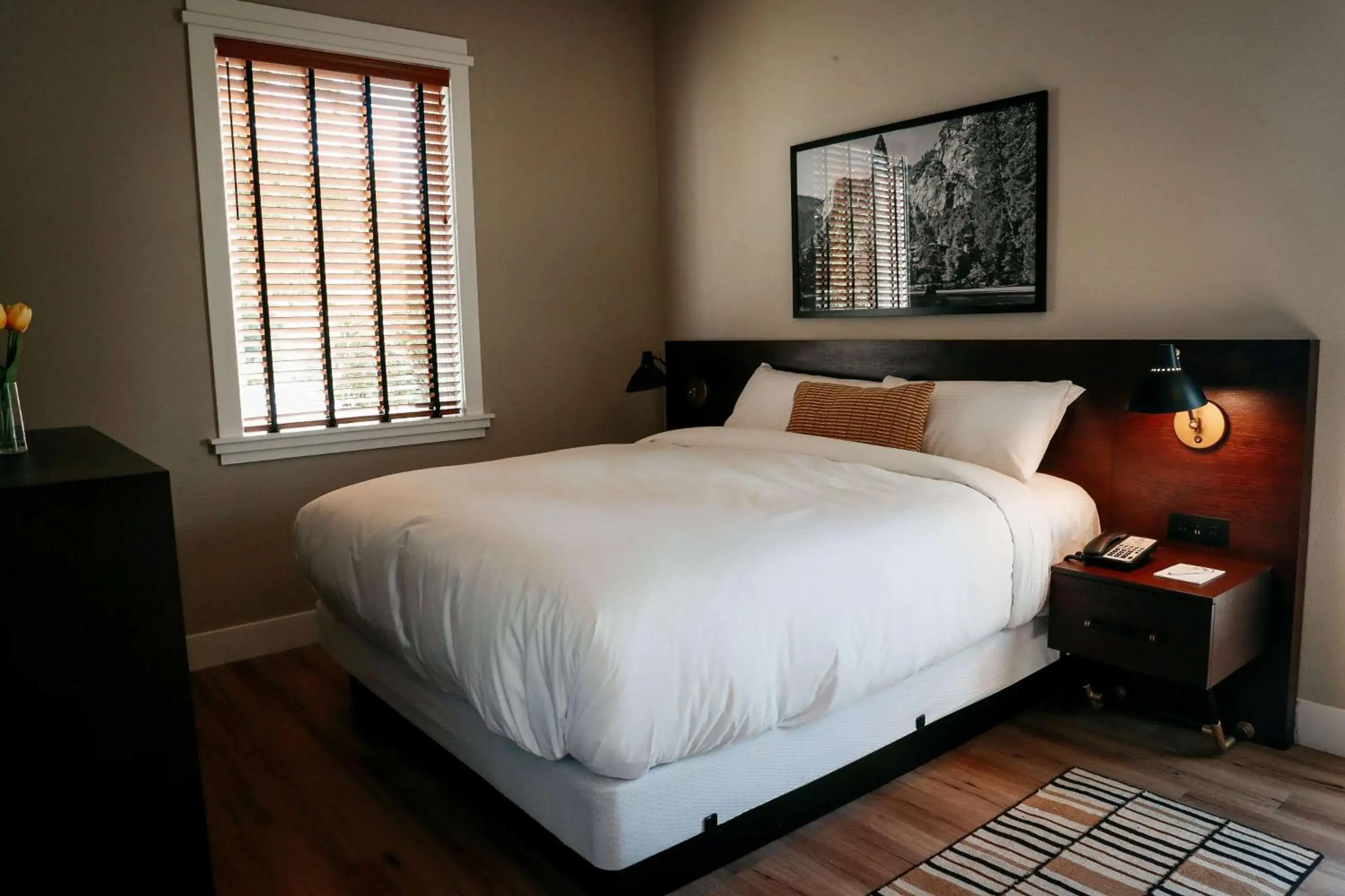 Photo of the whole room, Bed in Gateway Hotel, Trademark Collection by Wyndham Photo of the whole room, Bed in Gateway Hotel, Trademark Collection by Wyndham