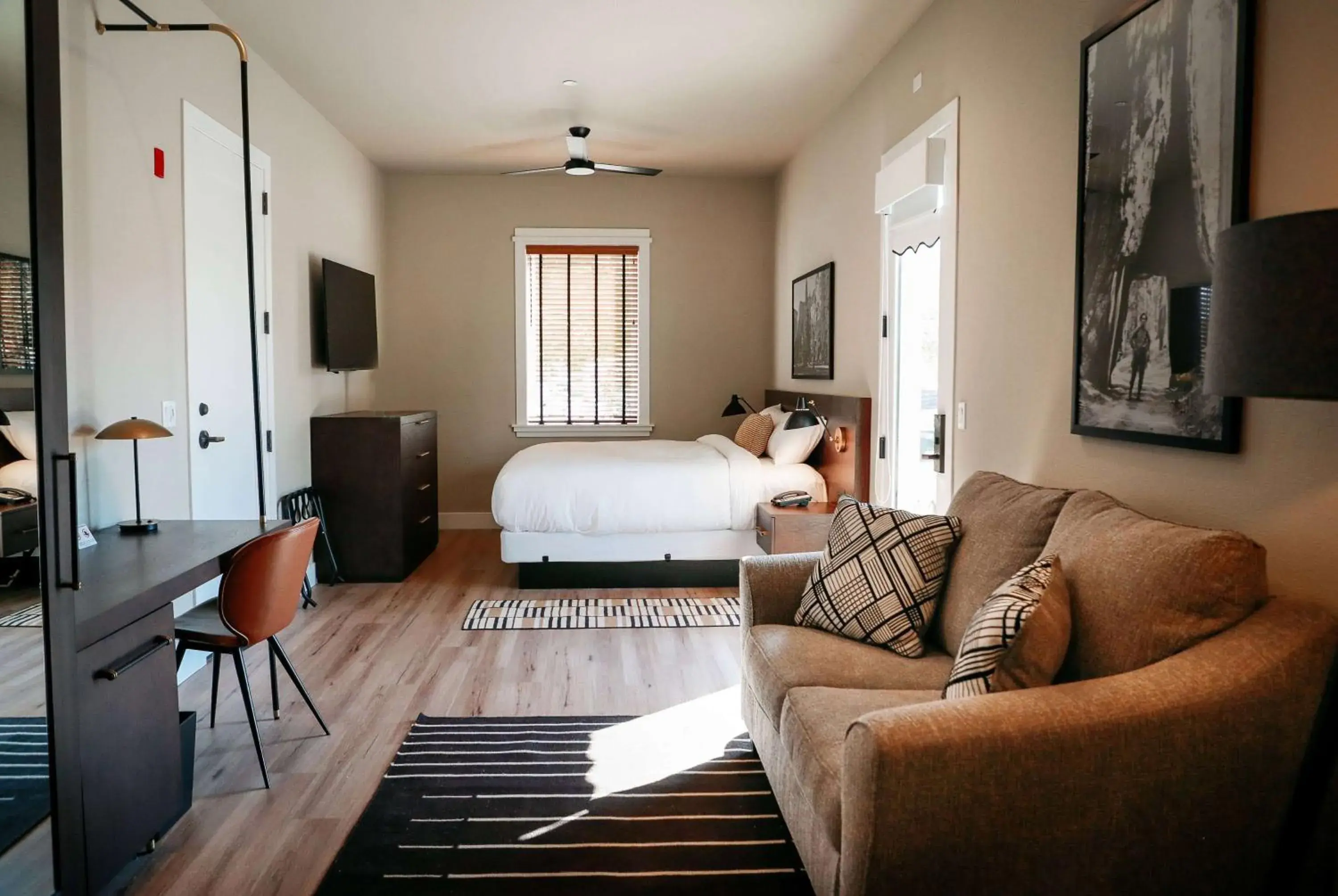 Photo of the whole room, Bed in Gateway Hotel, Trademark Collection by Wyndham Photo of the whole room, Bed in Gateway Hotel, Trademark Collection by Wyndham