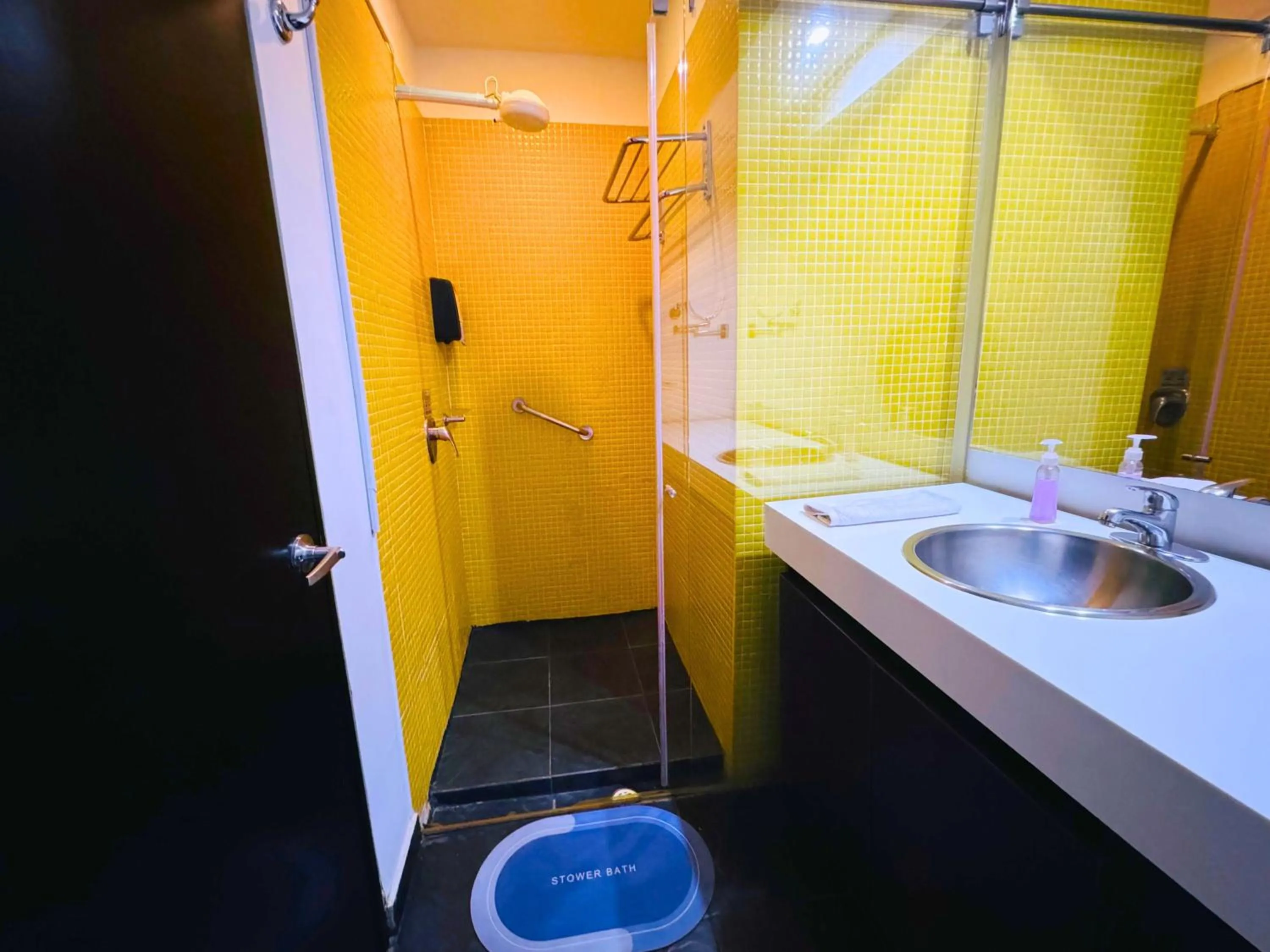 Shower in Aparta Suite Continental Bogotá