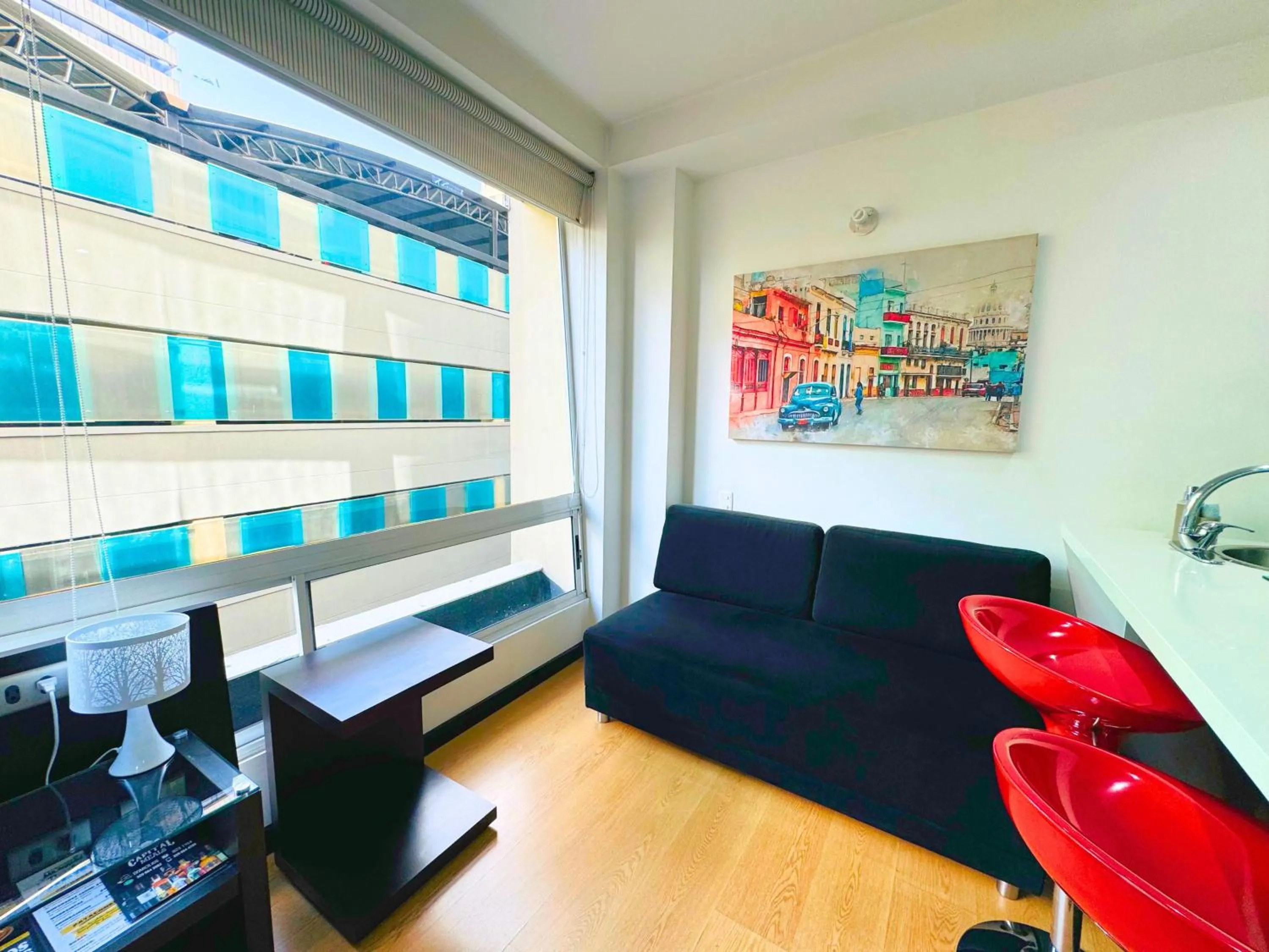 Communal lounge/ TV room in Aparta Suite Continental Bogotá