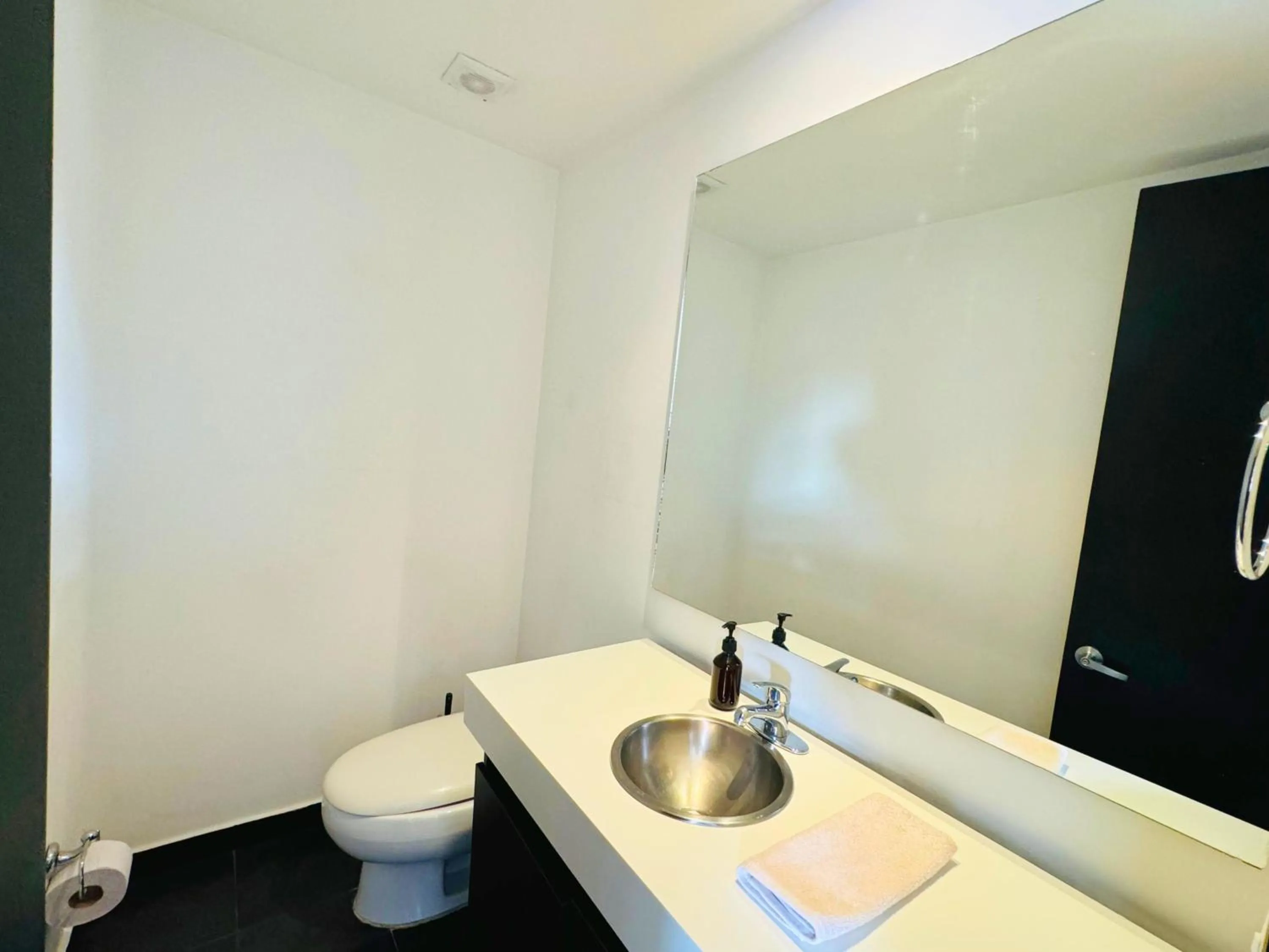 Toilet in Aparta Suite Continental Bogotá