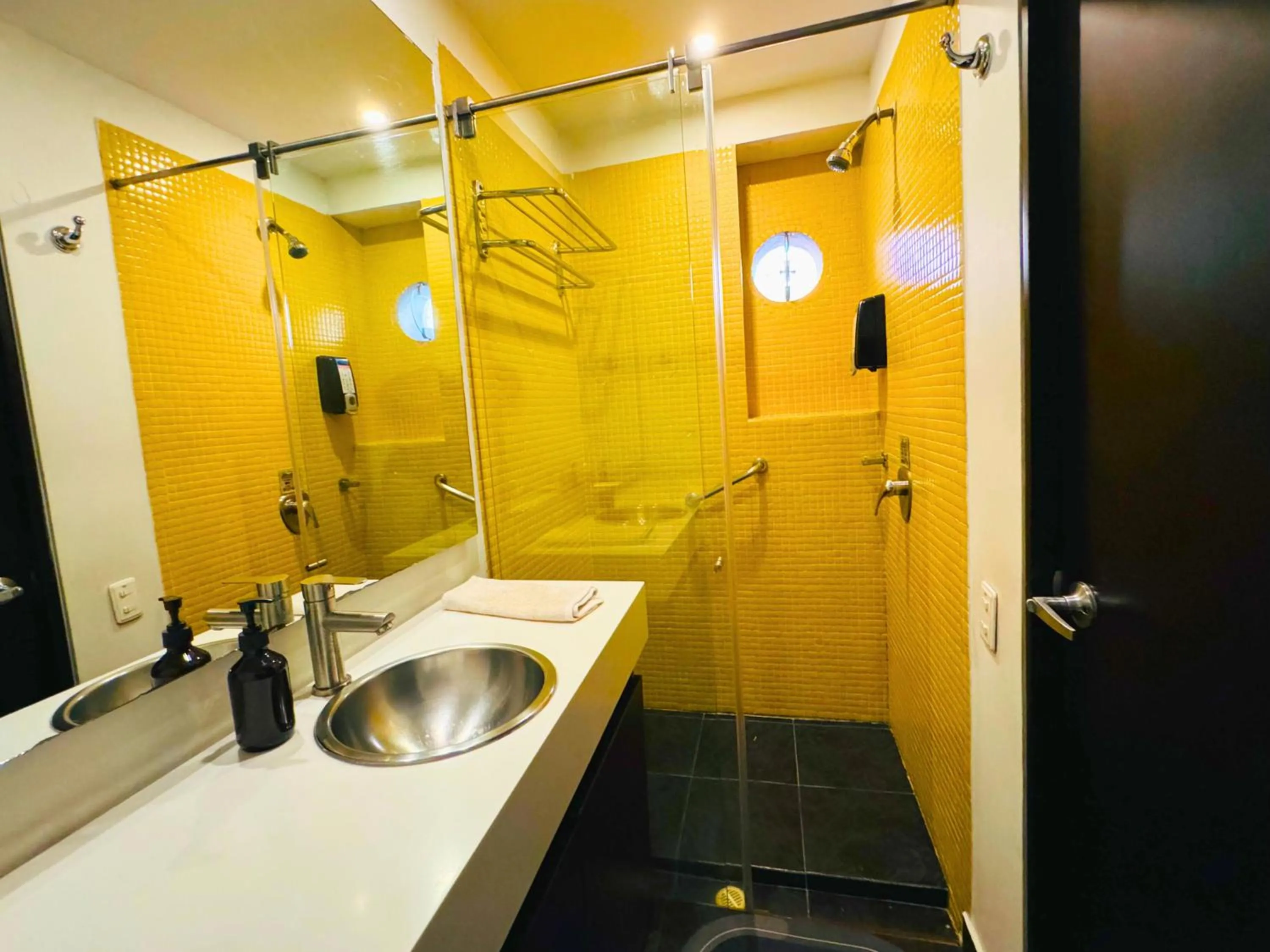 Shower in Aparta Suite Continental Bogotá