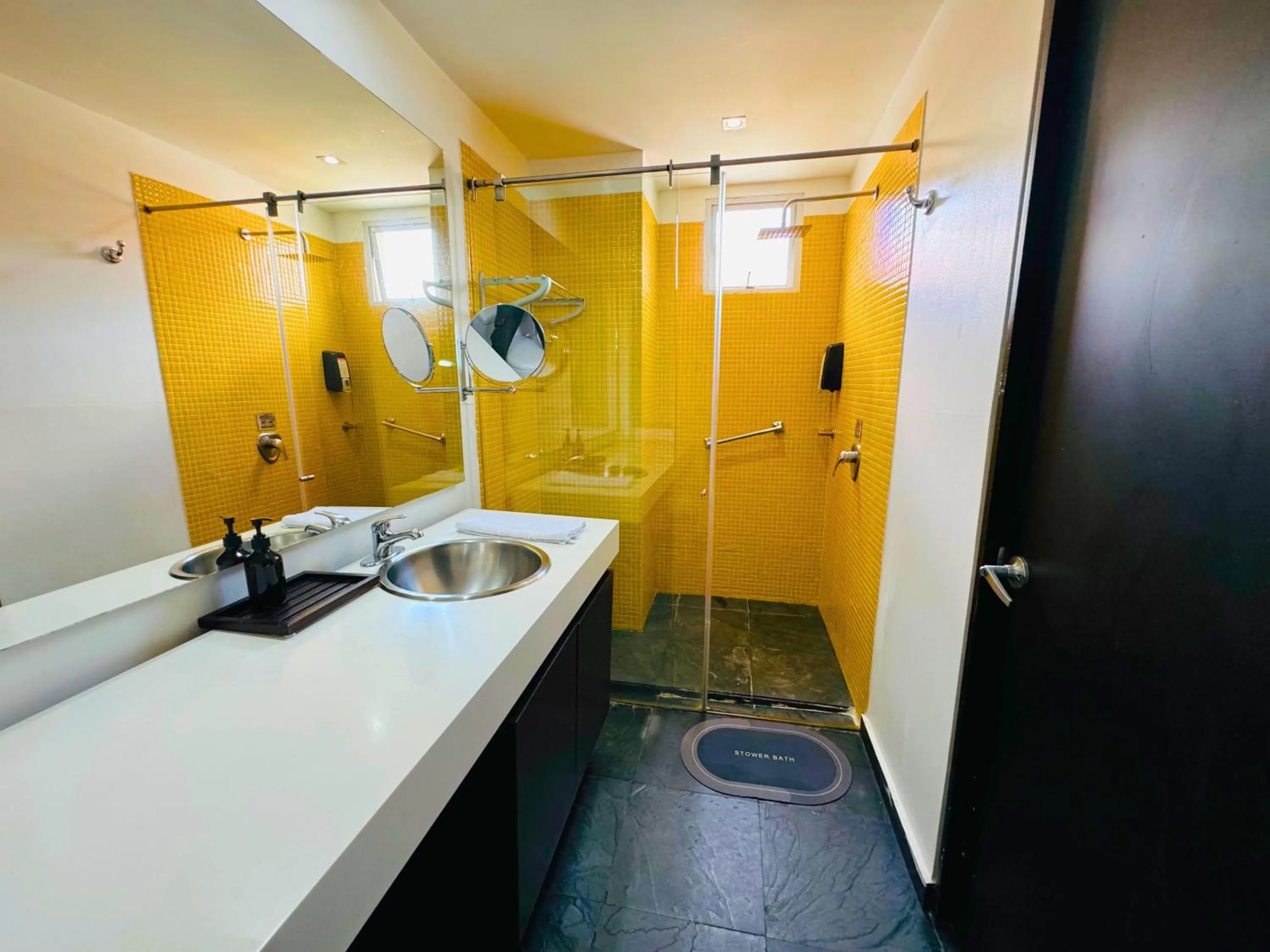 Shower in Aparta Suite Continental Bogotá