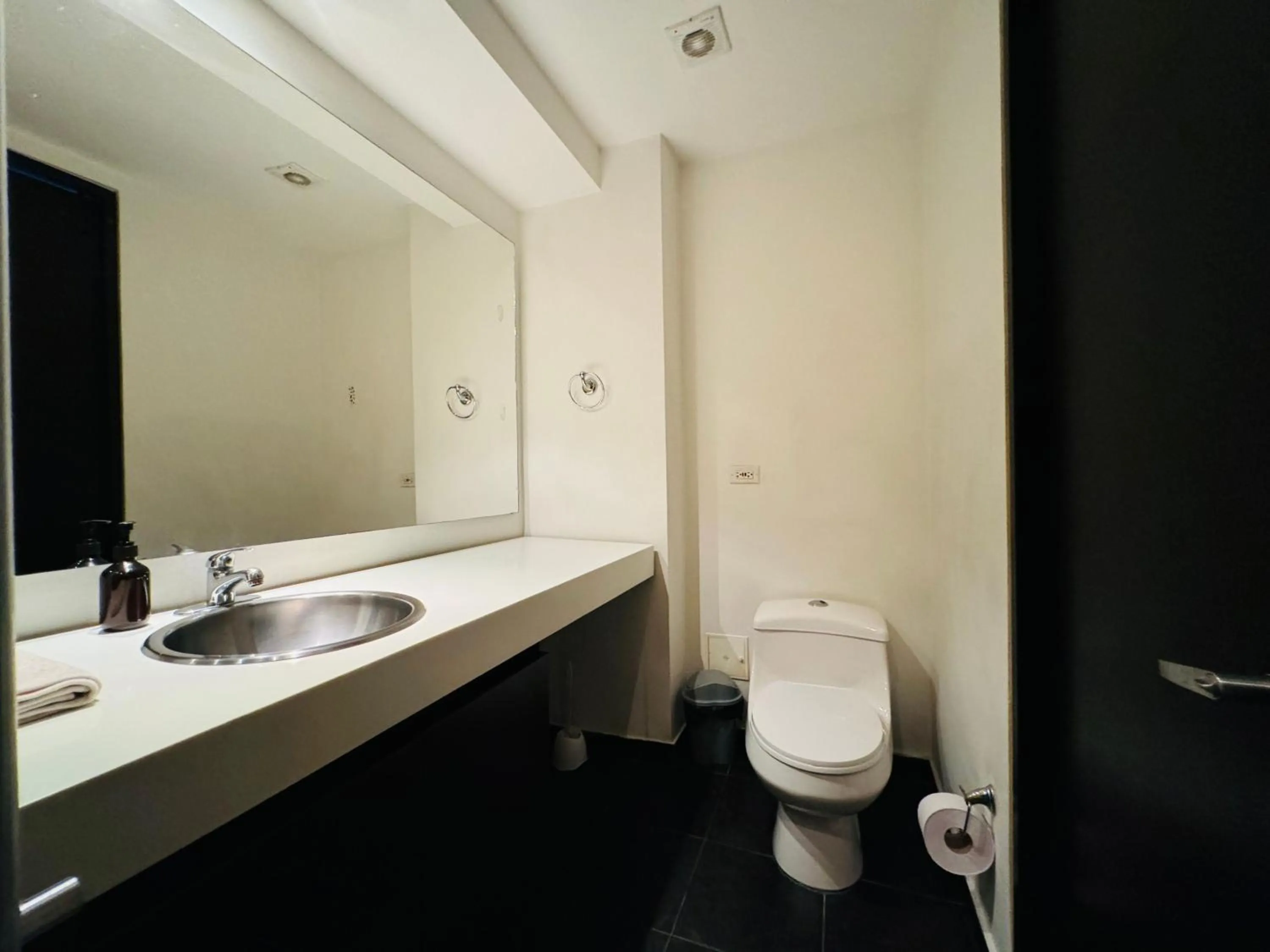 Toilet in Aparta Suite Continental Bogotá