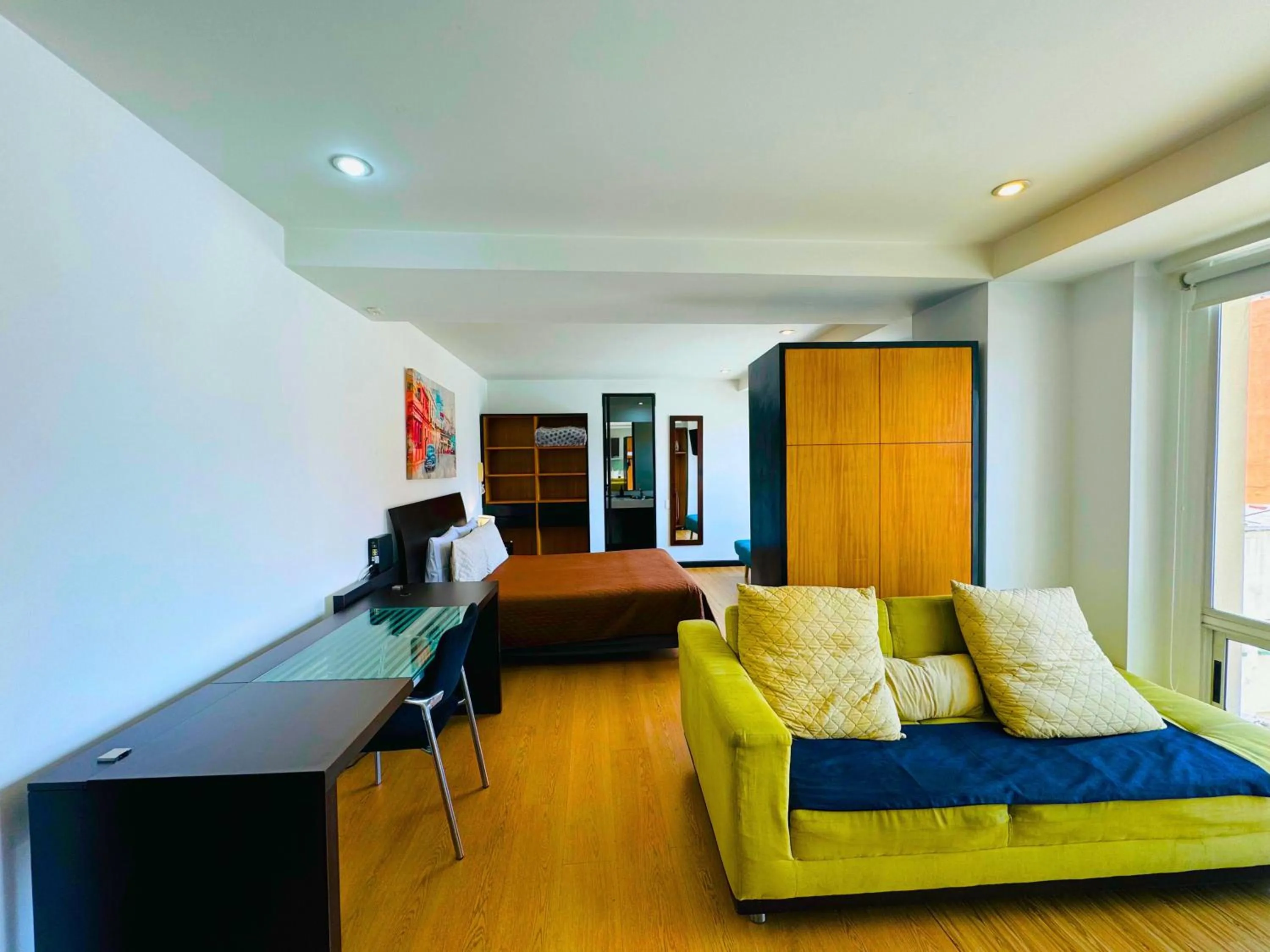 Photo of the whole room, Bed in Aparta Suite Continental Bogotá