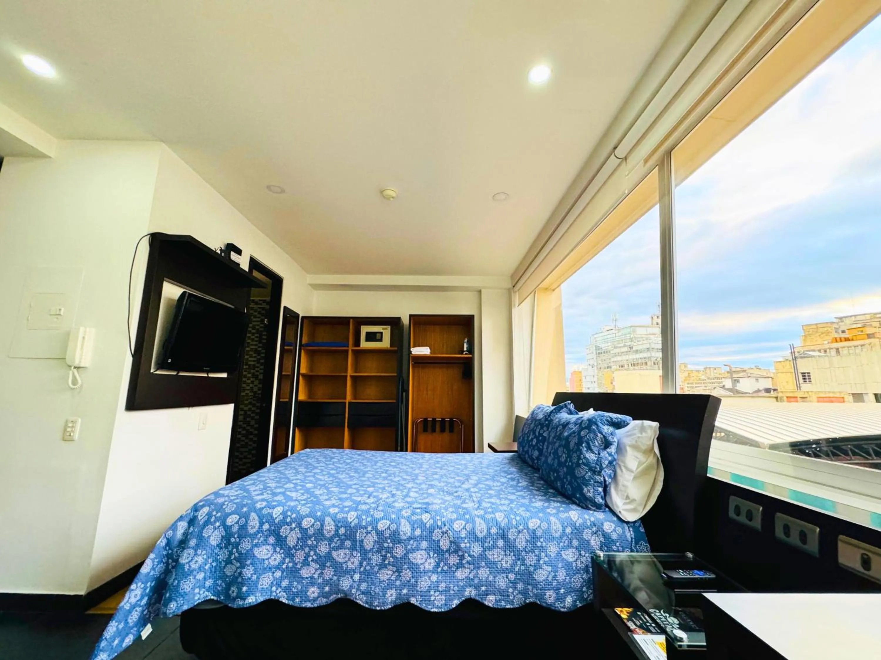 Photo of the whole room, Bed in Aparta Suite Continental Bogotá