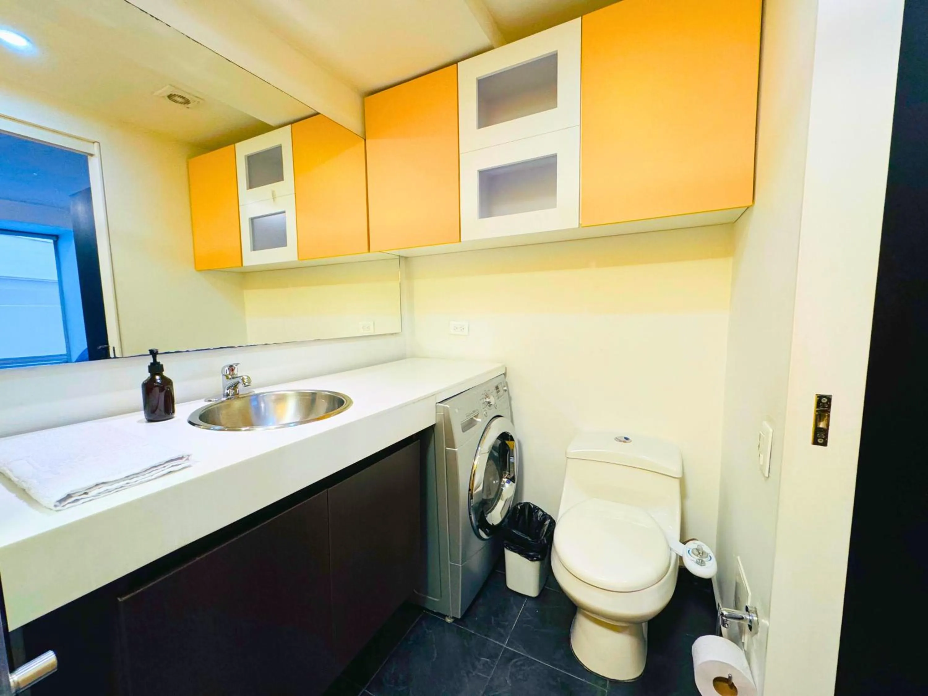 Toilet in Aparta Suite Continental Bogotá