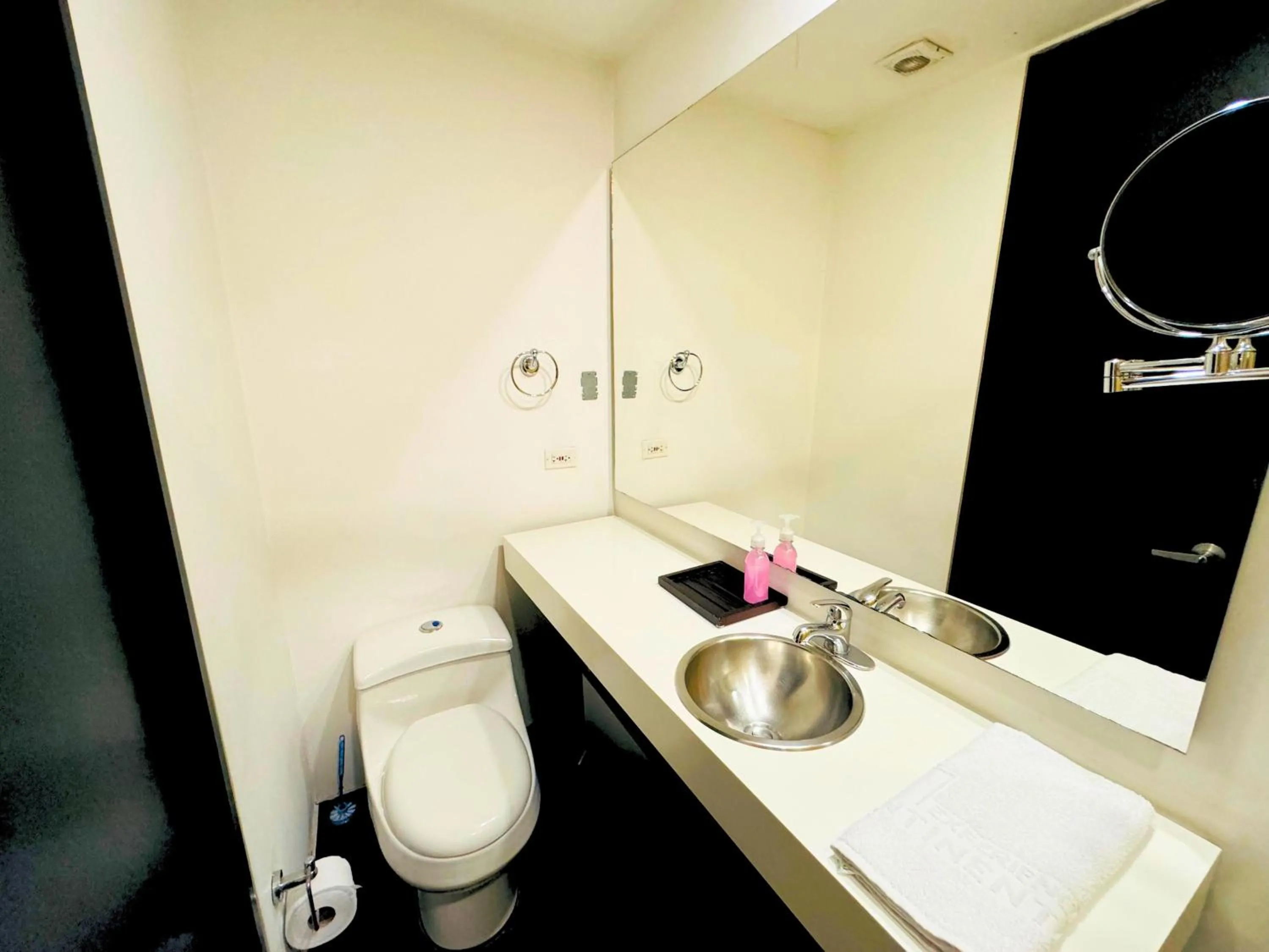 Shower in Aparta Suite Continental Bogotá