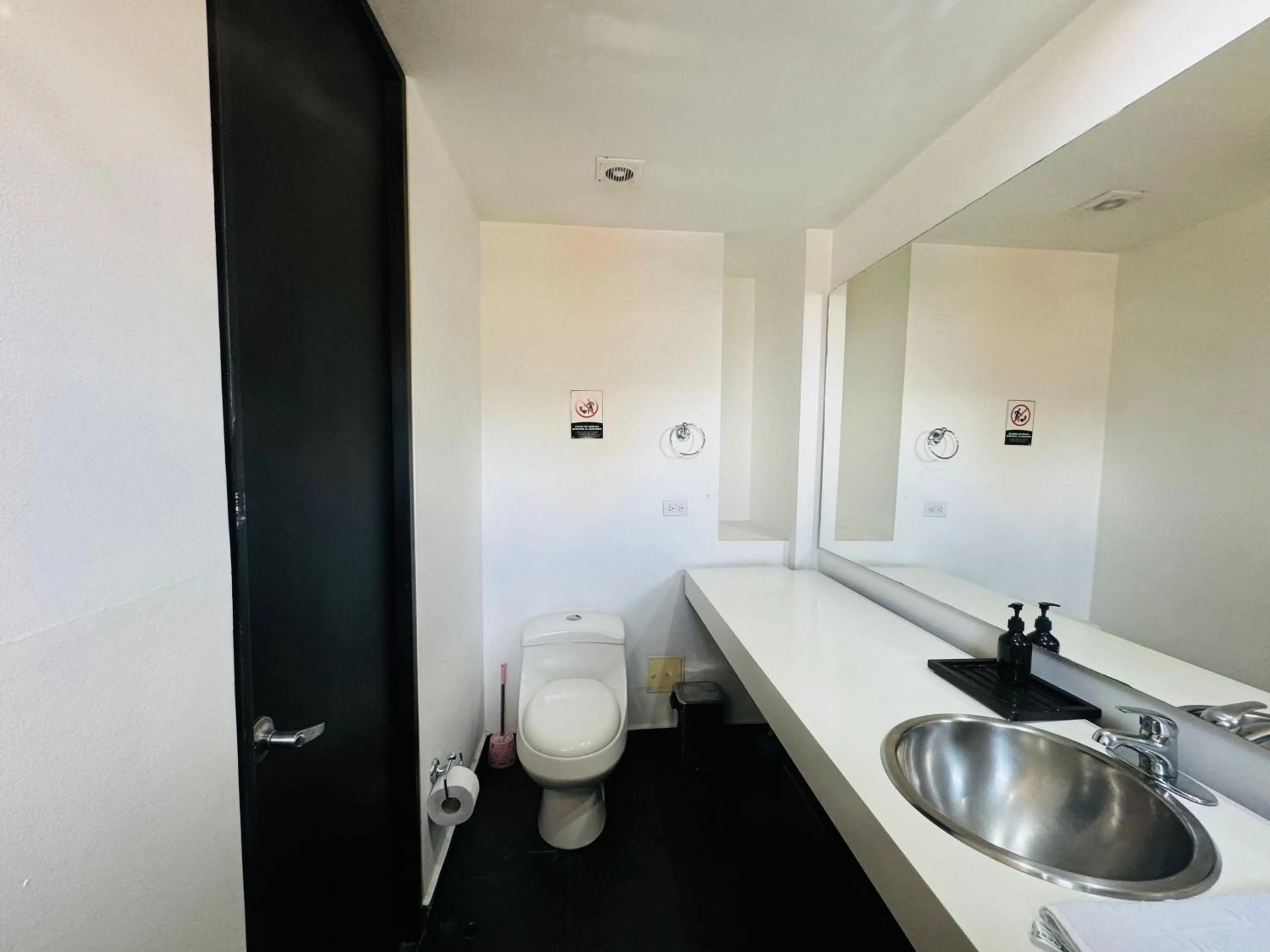 Toilet in Aparta Suite Continental Bogotá