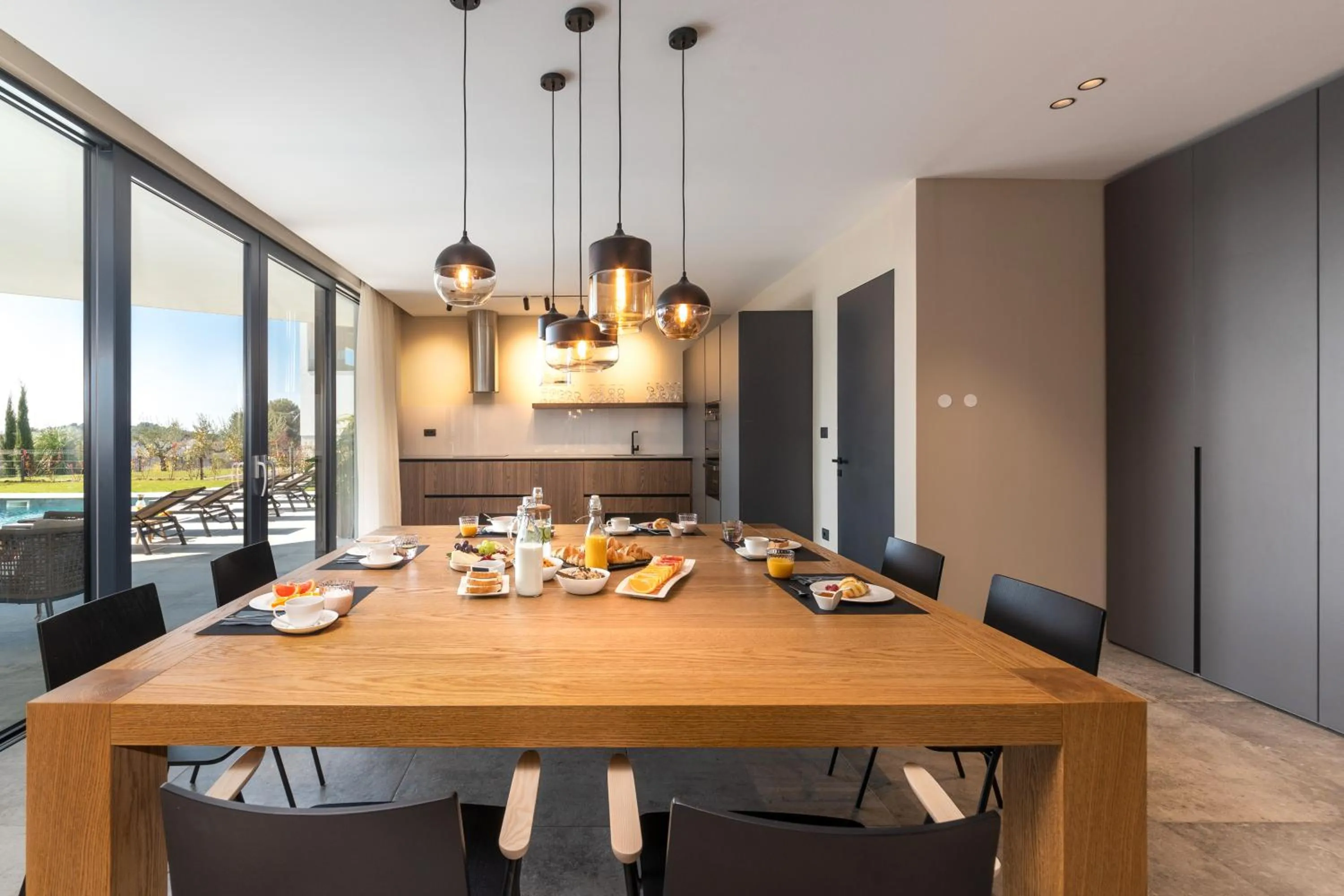 Dining area in Luxury Villa Aruna
