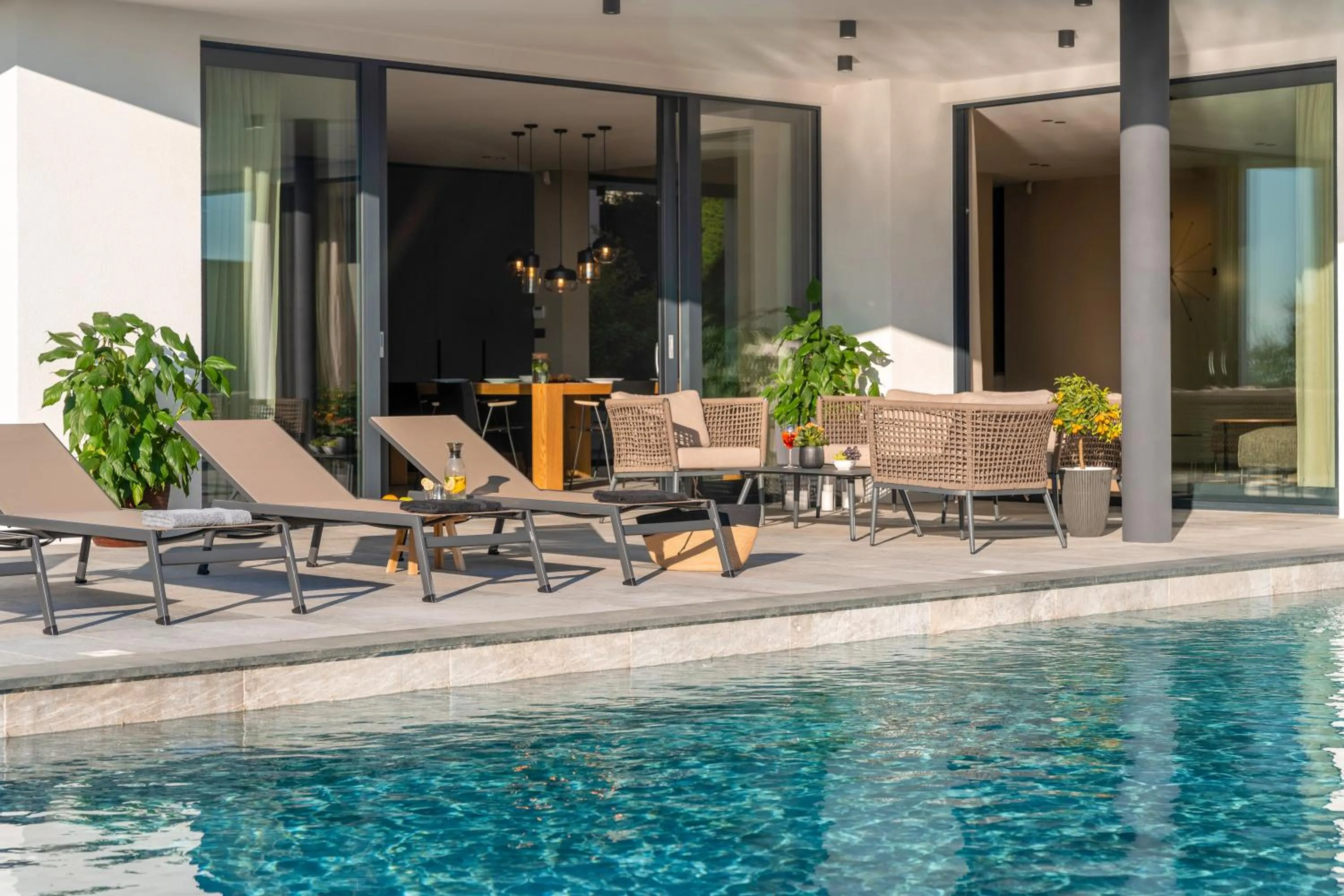 Swimming pool in Luxury Villa Aruna