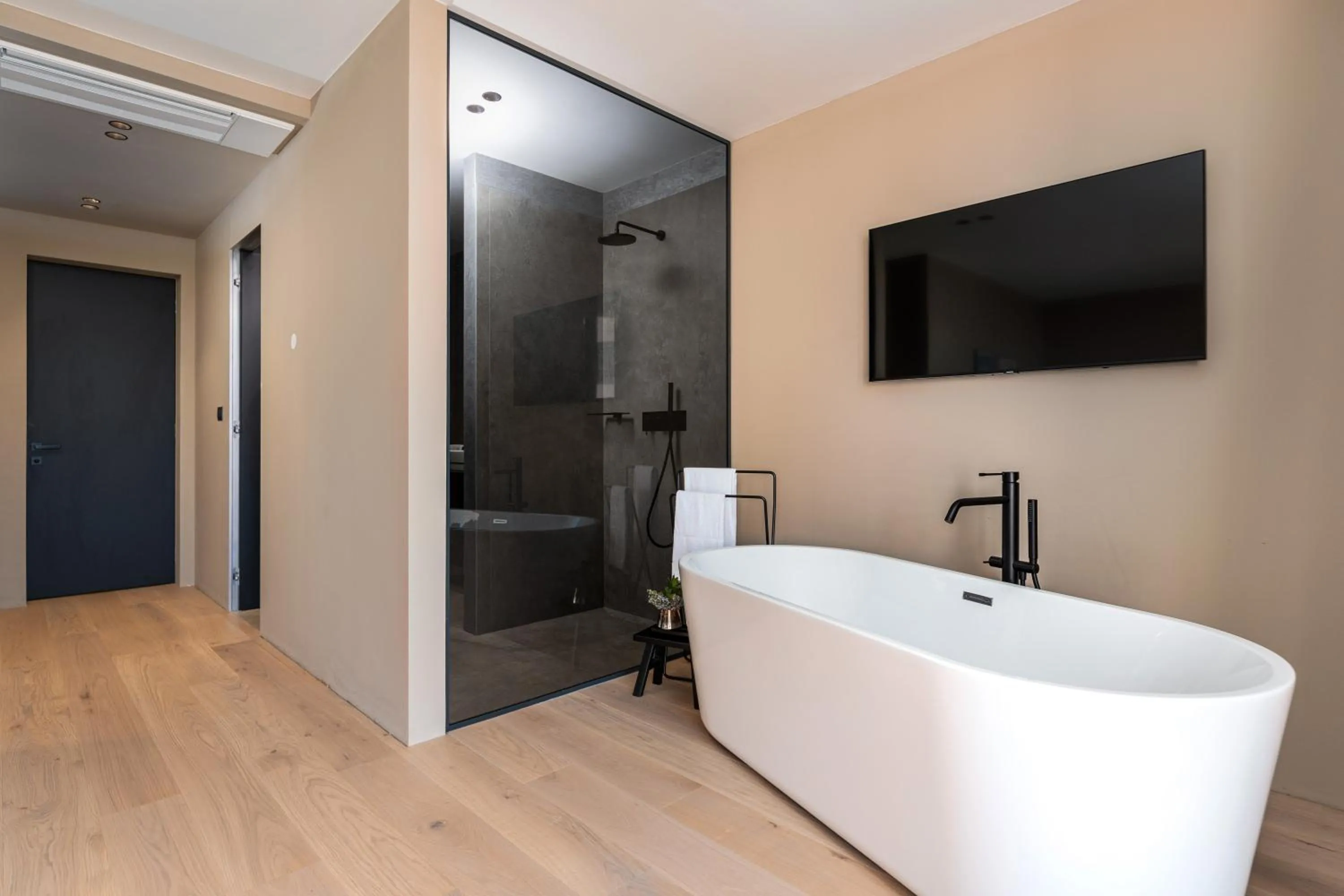 Shower in Luxury Villa Aruna