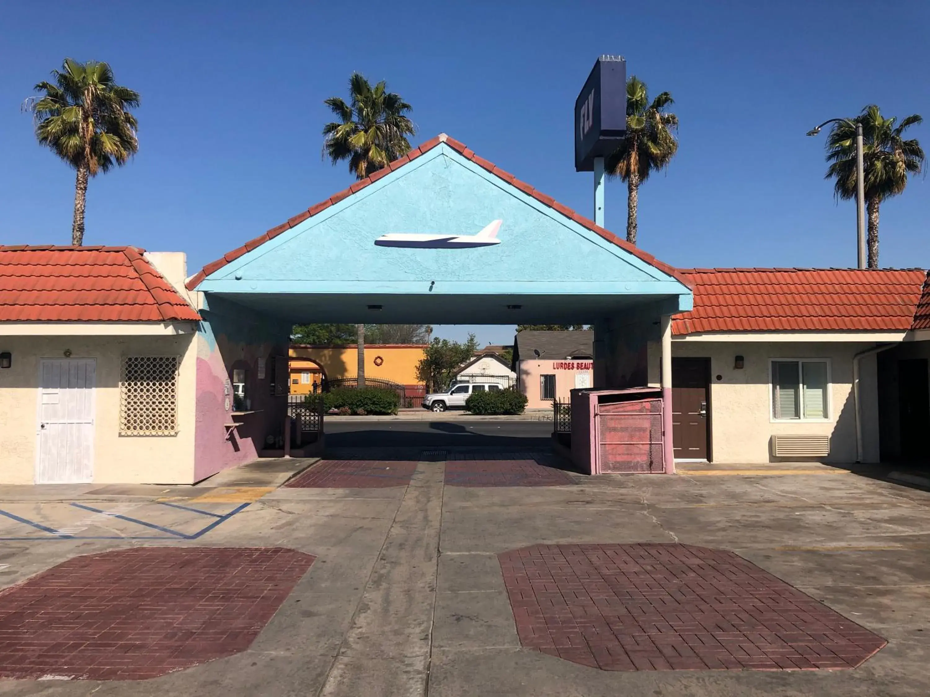 Patio, Property Building in The Fly Inn Motel